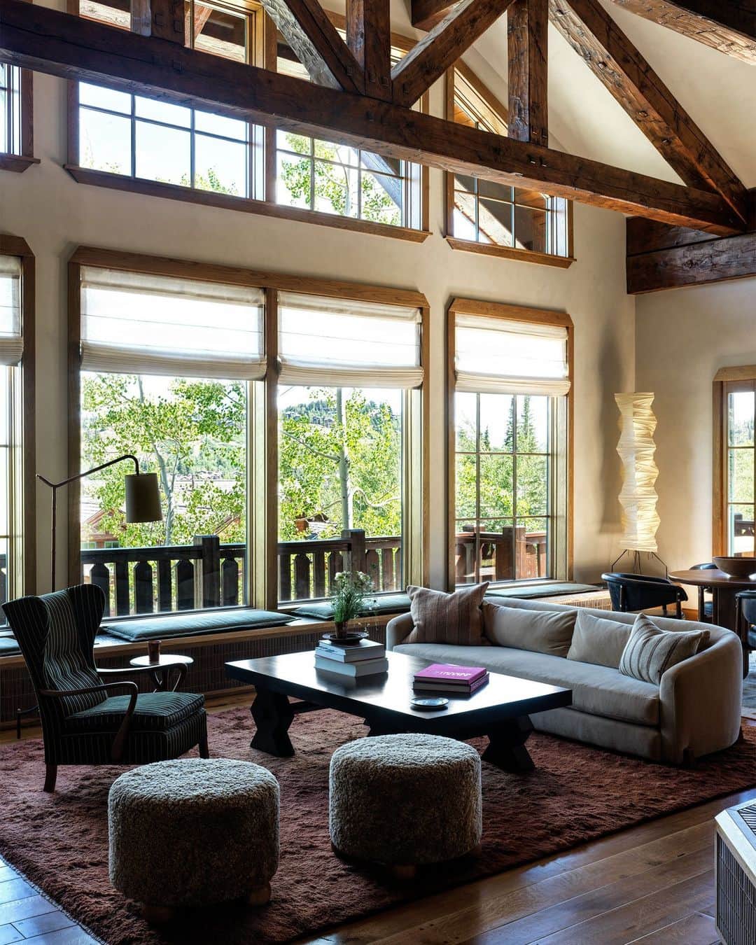 ELLE DECORのインスタグラム：「On the outside, this Park City, Utah ski chalet boasted charming Swiss and Bavarian influences, such as ornately carved wood balconies. Its beige interiors, however, were remarkably lacking in character. “It was very much a developer project, with no special details,” says Stephanie Luk of the firm Electric Bowery (@electricbowery). To overhaul this space, the design team embraced what it describes as a “narrative-driven process,” avoiding the obvious route of reproducing traditional ski chalet interiors to match the facade. In the great room, the @stahl_band sofa is in a mohair by @kneedlerfauchere, and the cocktail table is by @sundayshop.   Click the link in the bio to tour the rest of this non-traditional ski chalet, as featured in our October 2023 issue. Written by @janellezara. Photographed by @chrismottalini.」
