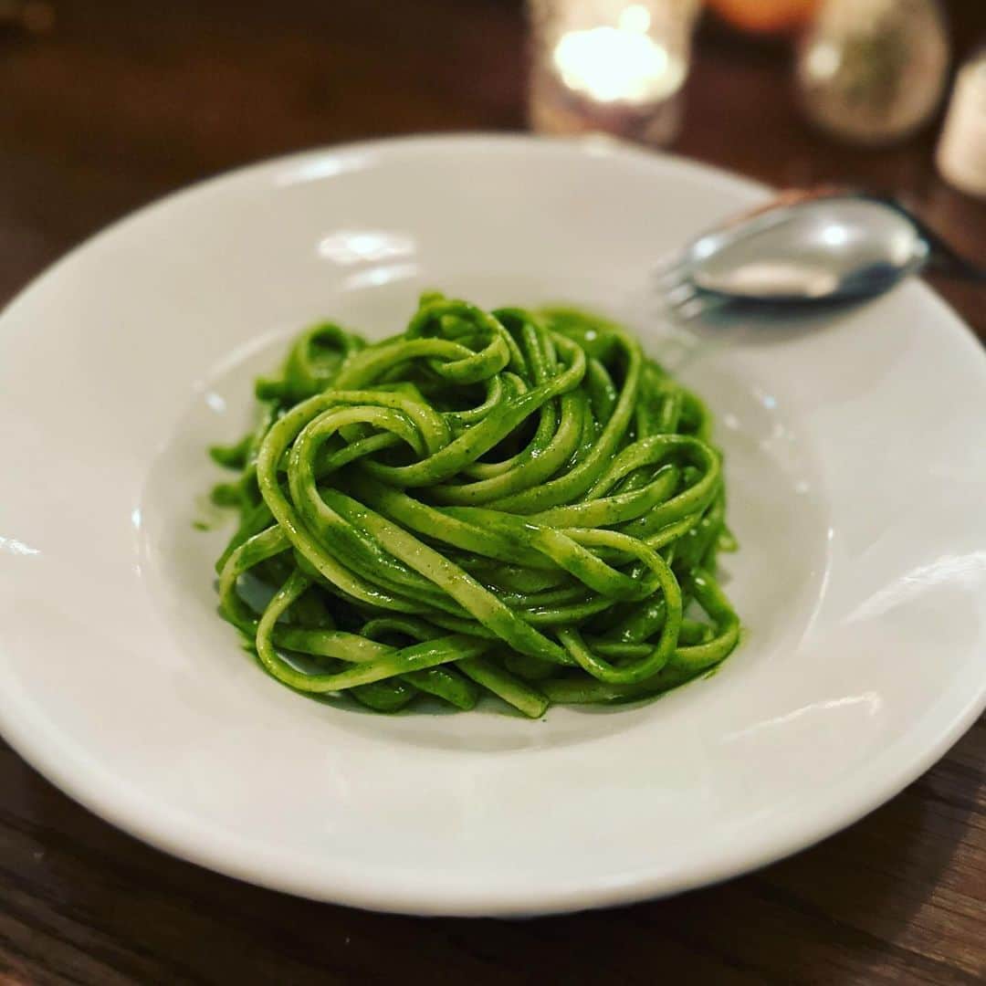 有吉弘行のインスタグラム：「緑のやつどうぞ。」