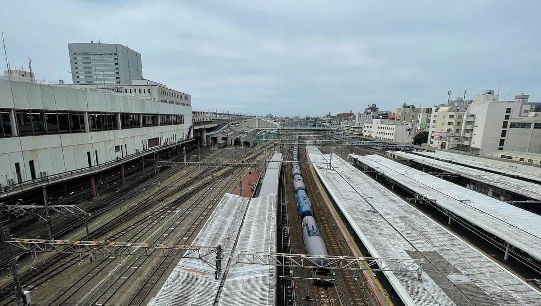 岡安章介さんのインスタグラム写真 - (岡安章介Instagram)「本日10/14は鉄道の日！ 今から151年前の今日。 新橋〜横浜間で営業が始まった日本の鉄道！何気なく乗っている、使っている、お世話になっている鉄道に 「お誕生日おめでとう」 と、お祝いしましょう！ そして、そんなめでたい日に、 鉄道博物館でイベントやりますよー！ お待ちしてまーす！ #鉄道の日  #鉄道博物館  #ななめ45 #岡安章介  #南田裕介」10月14日 9時23分 - naname45okayasuakiyoshi