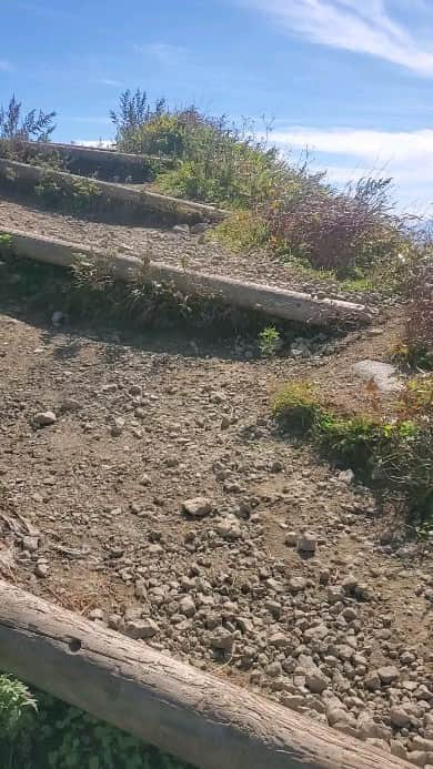 加藤ツバキのインスタグラム：「昨日の飯盛山山頂🙌風の音がビュンビュン🌀景色はバッチリでした！  #山活 #飯盛山 #ゆるハイキング」