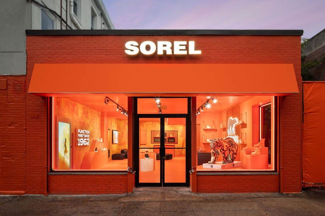 sorel_jpさんのインスタグラム写真 - (sorel_jpInstagram)「SOREL POP-UP STORE in Brooklyn  常に新しいファッションがうまれる街、アメリカ・ニューヨークのブルックリンにサプライズオープンした、SORELのPOP-UP STOREの様子をフォトレポートでお届け。  SORELの歴史や技術を振り返るだけでなく、進化し続けるブランドの新しい提案を表現した店内には、多くのセレブリティやインフルエンサーが来場。盛大なオープニングセレモニーとなりました。  50年前に誕生し、SORELのアイコニックであり続ける唯一無二のスノーブーツ「Caribou(カリブー)」。  マイナス40度の極寒の地に耐えうるレザーアッパー、ラバーボトム、そして取り外し可能なフェルトライニングというスタイルは、今も変わらず世界中で愛されています。  SORELはそんな誇るべきクラフトマンシップとアイコニックなアイテムとともにライナップを広げ、前を向き、歩みを進める人たちを応援するシューズブランドとして成長してきました。  誕生から50年という節目を迎える今年、改めてこのSORELが生み出したアイコンに着目し、その革新的な技術とクラシックなデザインを現代に再解釈するコレクション「Caribou, I love you」が生み出されました。  コレクションの国内発売は10月16日(月)。続報をお楽しみに！  @sorelfootwear  #sorel #sorelfootwear #sorelbk #sorelstyle #sorelstylejp #CaribouIloveyou #sorelcaribou #F23 #2023FW #fall #autumn #winter #ソレル #カリブーアイラブユー #ソレルカリブー #ソレル公式 #ブーツ #スニーカー #ウィンターブーツ #キャンペーン #秋冬 @columbiashop_jp」10月14日 8時09分 - sorel_jp