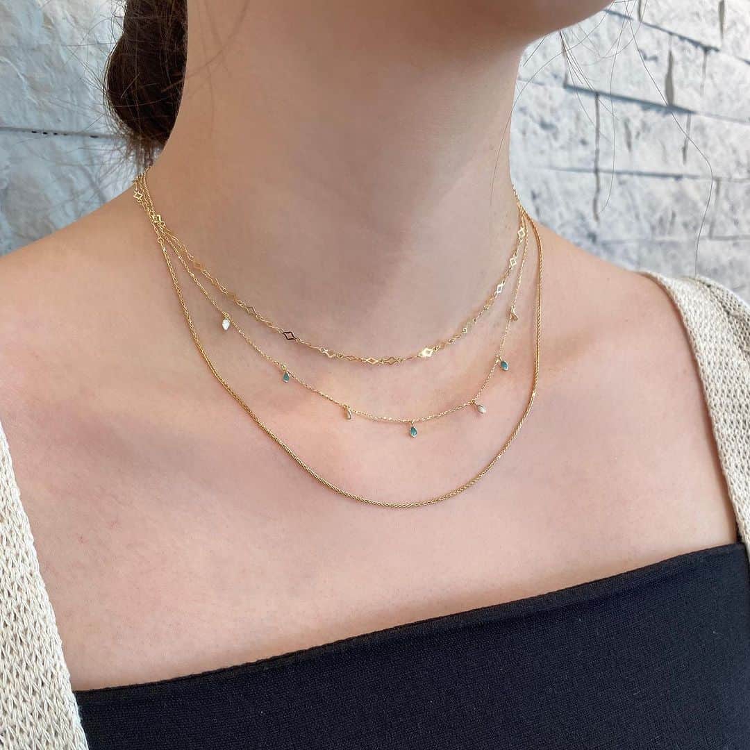 STAR JEWELRY Girlのインスタグラム：「ネックレスを重ねることによって生まれるこなれ感！ 気分によって組み合わせを変える楽しみも♪  #necklace #ネックレス #enamel #エナメル #diamond #ダイヤモンド #gold #ゴールド #ootd #jewelry #ジュエリー #スタージュエリーガール #starjewelrygirl」