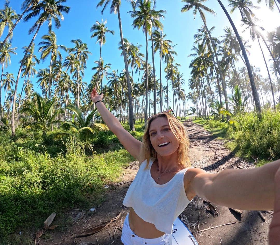 レイキー・ピーターソンのインスタグラム：「Exploring a bit of this beautiful coastline 🥥🌴 🇲🇽 🫶🏼 / @gopro」