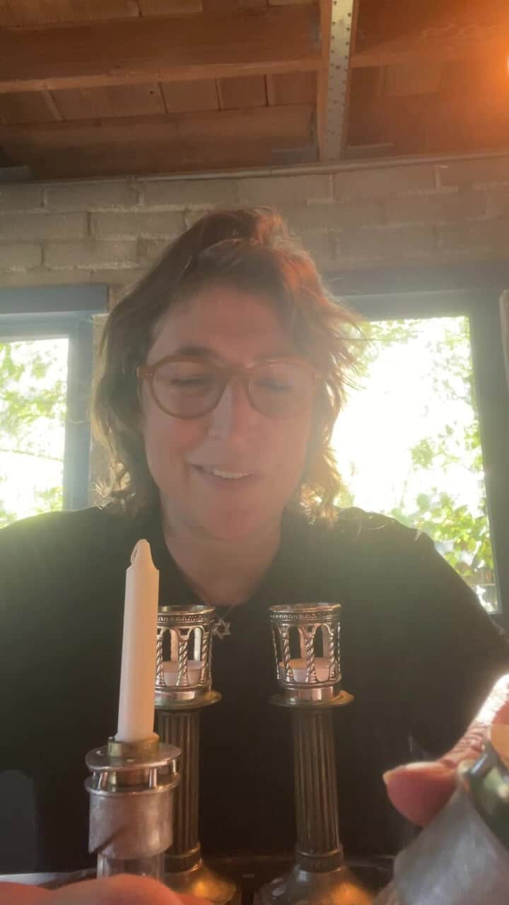 メイム・ビアリクのインスタグラム：「Setting up #Shabbat candles to try and bring in some peace and compassion for all those who suffer - while being actively trolled. 🤦🏽 Good thing my “strength comes not from man at all”. 💪 💙 🤍 💙 עם ישראל חי 🇮🇱」