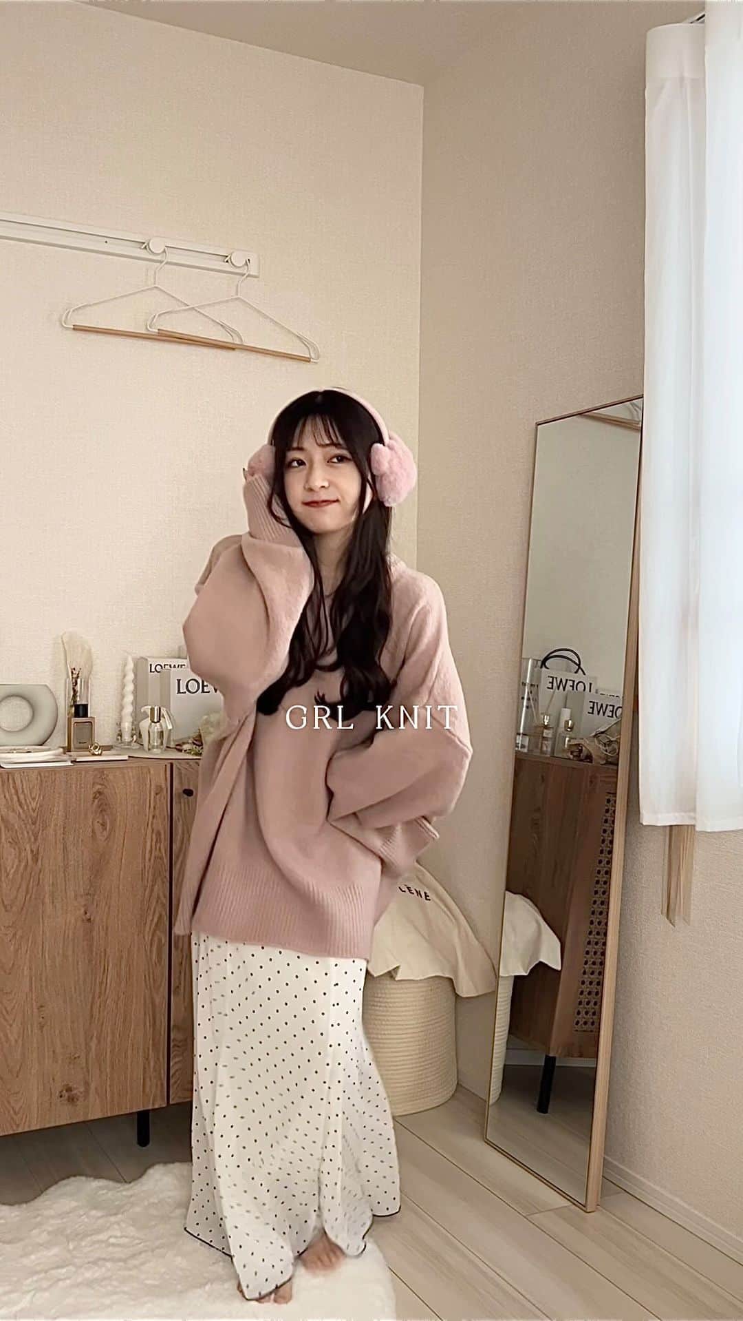 のインスタグラム：「︴autumn knit 🍂  ,🏷オーバーサイズニットトップス "rut387"  色味形が天才すぎて やっぱりこのニット可愛い .. \🤍/  シンプルだから小物で遊べるな~と思って 色々合わせてみた💭💭  （ぬいぐるみは違うよ?笑 ）  . . . #グレイル #grl #秋服 #秋コーデ #コーデ紹介 #プチプラコーデ #低身長コーデ #淡色コーデ #カーディガン #ニット」