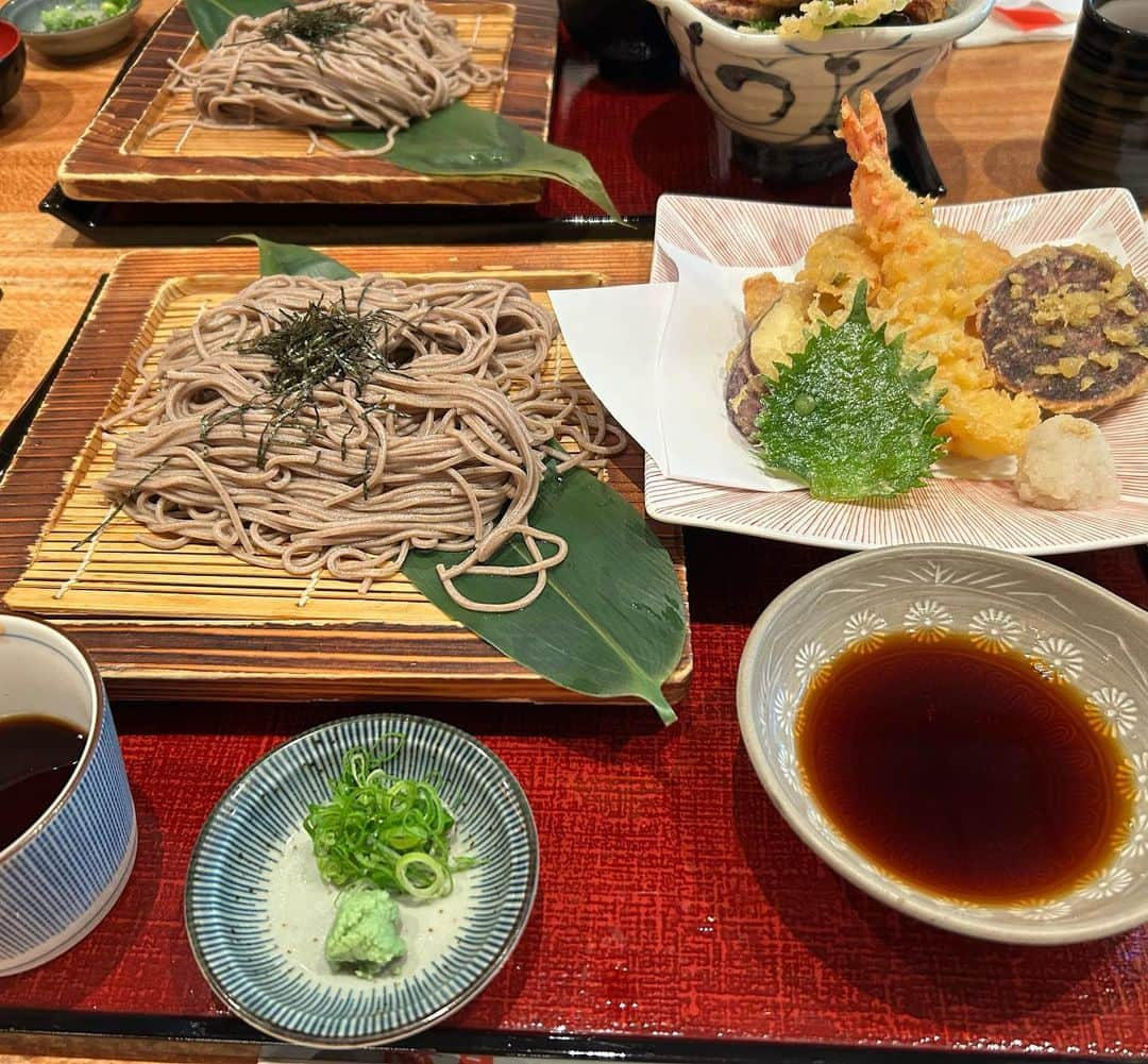 飯島寛子さんのインスタグラム写真 - (飯島寛子Instagram)「子供の学校は違ったけれど、ゆうこさんが繋いでくれた気楽な仲間。お誕生日のお祝い！ 3人色違いのお揃いのbag 大切にします。 #ハワイ友達 #ハワイライフ」10月14日 8時17分 - hirokoiijima