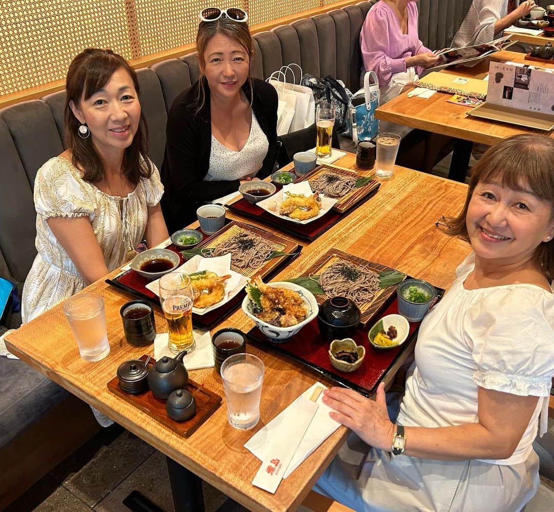 飯島寛子のインスタグラム：「子供の学校は違ったけれど、ゆうこさんが繋いでくれた気楽な仲間。お誕生日のお祝い！ 3人色違いのお揃いのbag 大切にします。 #ハワイ友達 #ハワイライフ」