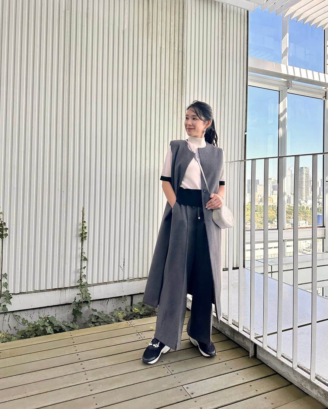 のインスタグラム：「#macotostyling  風が気持ちいい最高の日！  表参道駅から降りて、どこまでも歩きたくなって  気がついたらWORLDさんをとっくに過ぎてて  引き返す時、誰も見てないとは思いつつ妙に恥ずかしくなって  『あ、やっぱり！行くのやめよう』なんて手を叩いて空演技したりして　  何してるんだか　笑  それもエルーラのウールライクなセットアップを着てるからからだな、うん☺︎  クルリンって周りたくなるほど軽くて着心地がいいワイドパンツとロングジレ  ウールのようなしっとり柔らかな肌触りなのに  ウールじゃないからジャブジャブ洗濯できて型崩れもしない優秀素材  スタイルアップも叶う計算された美ラインが大人の悩みに効きます⤴︎  展示会では他のカラーも素敵で悩んだ結果、今年トレンドのグレーに🩶  「.st(オンラインストア)」で検索するとカラーやデザイン違いが見れるよ！  @elura_official   #PR #Elura #エルーラ #大人の悩みに効くコーデ #Elura2023AW #PR #スタイルアップコーディネーター #macotokamimoto #トレンドカラー #グレーコーデ #大人カジュアルコーデ #アラフィフコーデ」