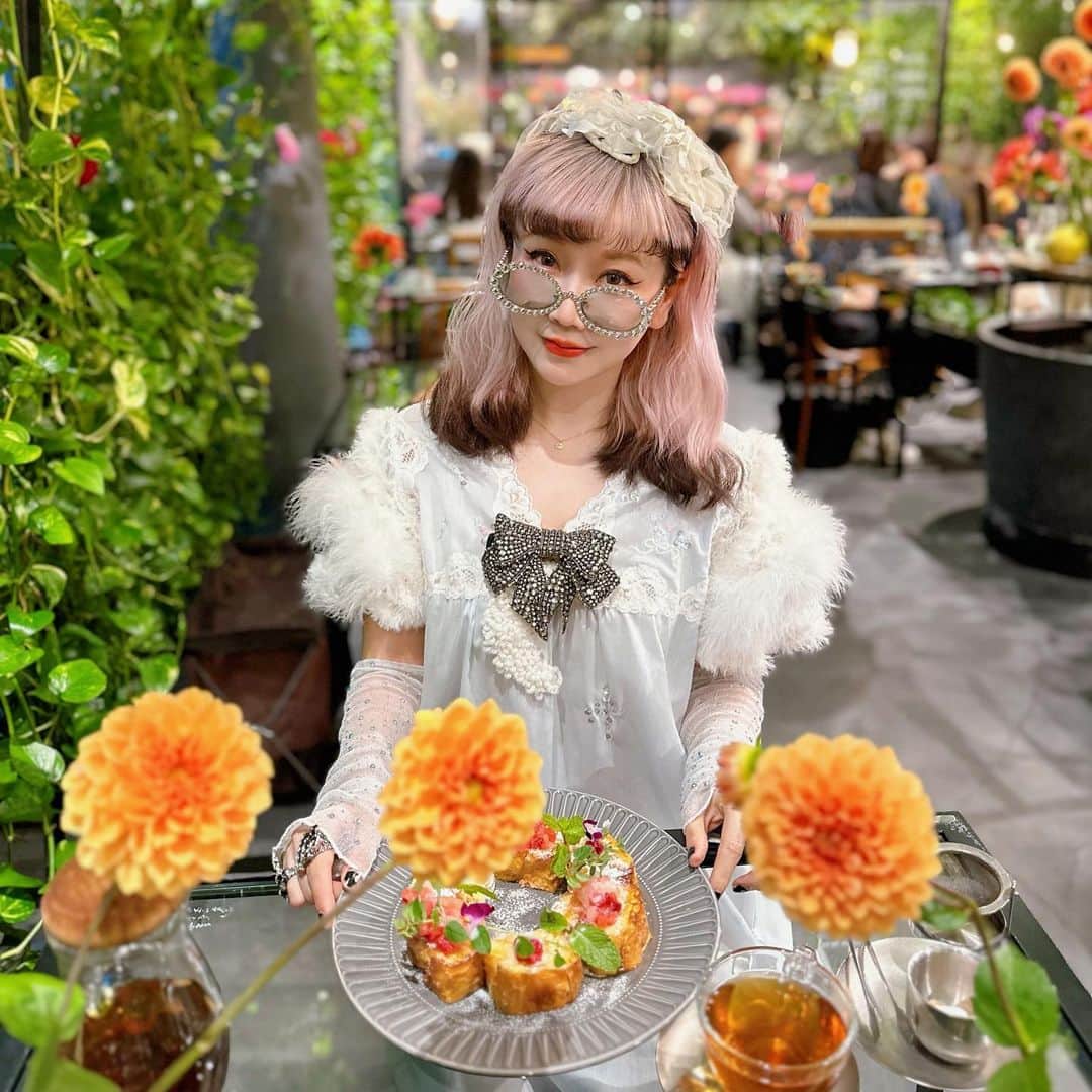 Etsuna otsukAのインスタグラム：「@aoyamaflowermarket_teahouse  青山フラワーマーケットが運営するTEA HOUSEは、”温室”をコンセプトとした空間で、花と緑に囲まれたtea houseです💐フラワーはたっぷりカラフルで可愛すぎます！  @mikan.mandarin ちゃんとデート❤️スーパー楽しかった😋 花かんむりのフレンチトースト🍞💐はかわいくて超美味しいです！おすすめ！ 这家鲜花屋运营的餐厅真的太赞了！真实的鲜花围绕😍超浪漫！而且位于表参道、料理也非常的好吃价格也很平价👍 GREEN HOUSE 東京都港区南青山5-4-41-グラッセリア青山1階 #aoyamaflowermarketteahouse  #aoyamaflowermarket  #omotesando」