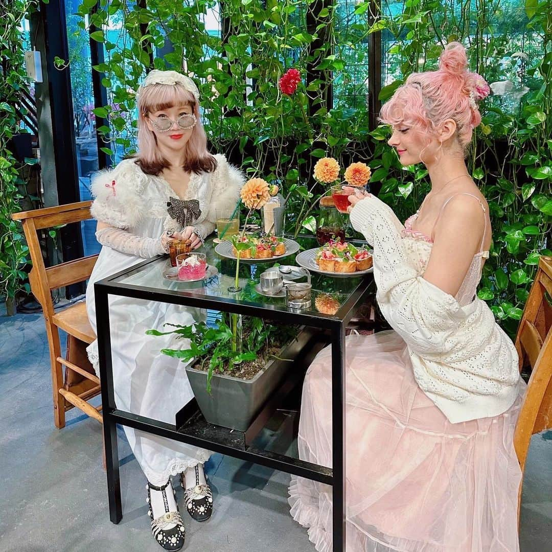 Etsuna otsukAさんのインスタグラム写真 - (Etsuna otsukAInstagram)「@aoyamaflowermarket_teahouse  青山フラワーマーケットが運営するTEA HOUSEは、”温室”をコンセプトとした空間で、花と緑に囲まれたtea houseです💐フラワーはたっぷりカラフルで可愛すぎます！  @mikan.mandarin ちゃんとデート❤️スーパー楽しかった😋 花かんむりのフレンチトースト🍞💐はかわいくて超美味しいです！おすすめ！ 这家鲜花屋运营的餐厅真的太赞了！真实的鲜花围绕😍超浪漫！而且位于表参道、料理也非常的好吃价格也很平价👍 GREEN HOUSE 東京都港区南青山5-4-41-グラッセリア青山1階 #aoyamaflowermarketteahouse  #aoyamaflowermarket  #omotesando」10月14日 8時30分 - etsunaotsuka