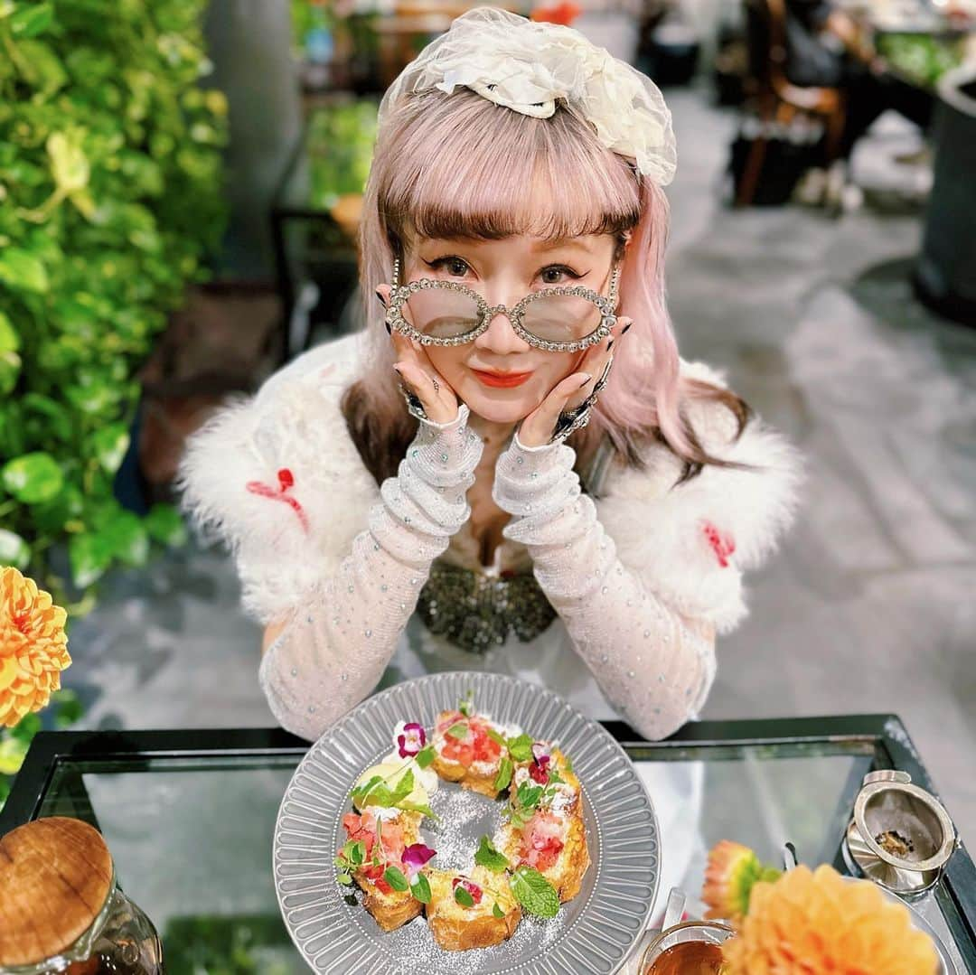 Etsuna otsukAさんのインスタグラム写真 - (Etsuna otsukAInstagram)「@aoyamaflowermarket_teahouse  青山フラワーマーケットが運営するTEA HOUSEは、”温室”をコンセプトとした空間で、花と緑に囲まれたtea houseです💐フラワーはたっぷりカラフルで可愛すぎます！  @mikan.mandarin ちゃんとデート❤️スーパー楽しかった😋 花かんむりのフレンチトースト🍞💐はかわいくて超美味しいです！おすすめ！ 这家鲜花屋运营的餐厅真的太赞了！真实的鲜花围绕😍超浪漫！而且位于表参道、料理也非常的好吃价格也很平价👍 GREEN HOUSE 東京都港区南青山5-4-41-グラッセリア青山1階 #aoyamaflowermarketteahouse  #aoyamaflowermarket  #omotesando」10月14日 8時30分 - etsunaotsuka