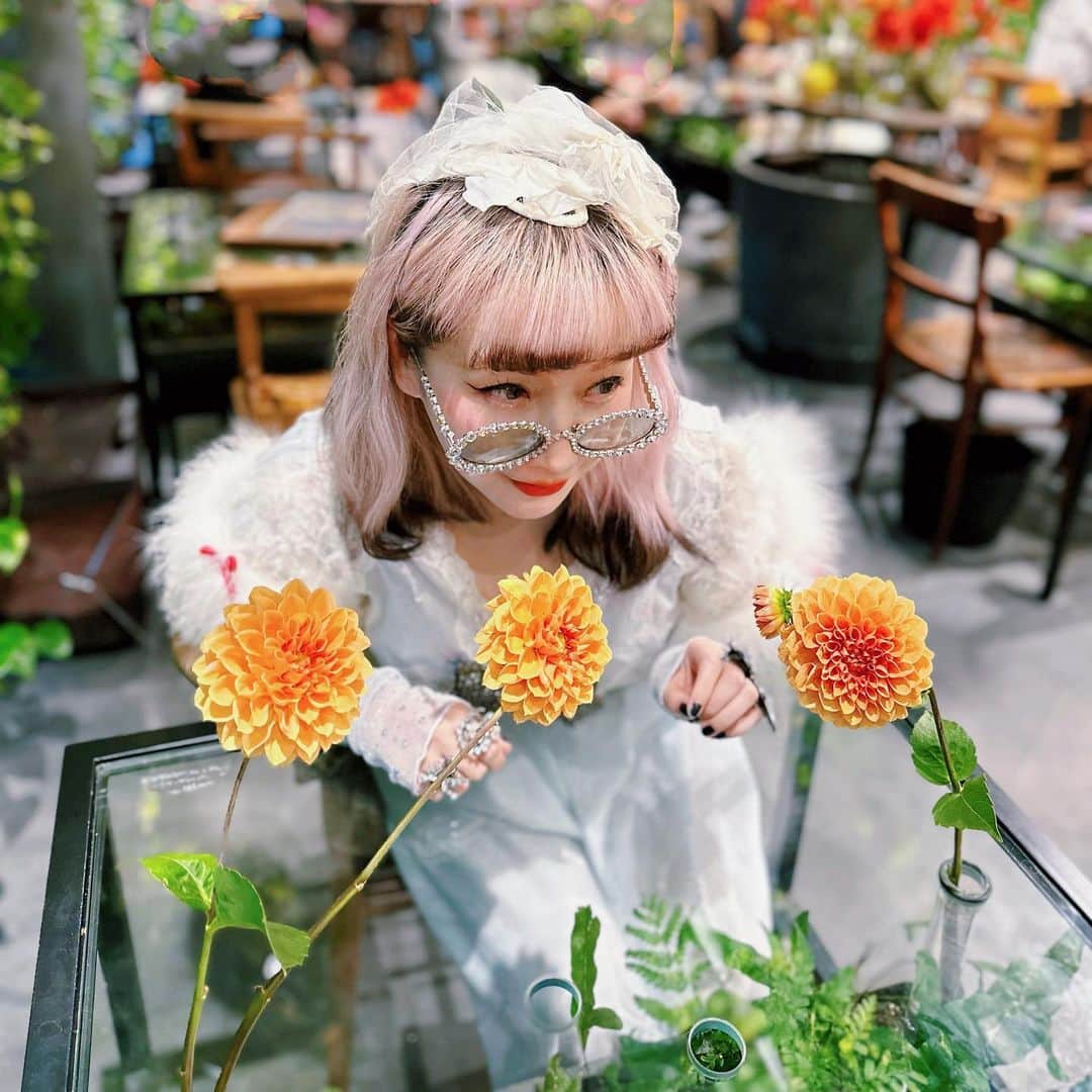 Etsuna otsukAさんのインスタグラム写真 - (Etsuna otsukAInstagram)「@aoyamaflowermarket_teahouse  青山フラワーマーケットが運営するTEA HOUSEは、”温室”をコンセプトとした空間で、花と緑に囲まれたtea houseです💐フラワーはたっぷりカラフルで可愛すぎます！  @mikan.mandarin ちゃんとデート❤️スーパー楽しかった😋 花かんむりのフレンチトースト🍞💐はかわいくて超美味しいです！おすすめ！ 这家鲜花屋运营的餐厅真的太赞了！真实的鲜花围绕😍超浪漫！而且位于表参道、料理也非常的好吃价格也很平价👍 GREEN HOUSE 東京都港区南青山5-4-41-グラッセリア青山1階 #aoyamaflowermarketteahouse  #aoyamaflowermarket  #omotesando」10月14日 8時30分 - etsunaotsuka