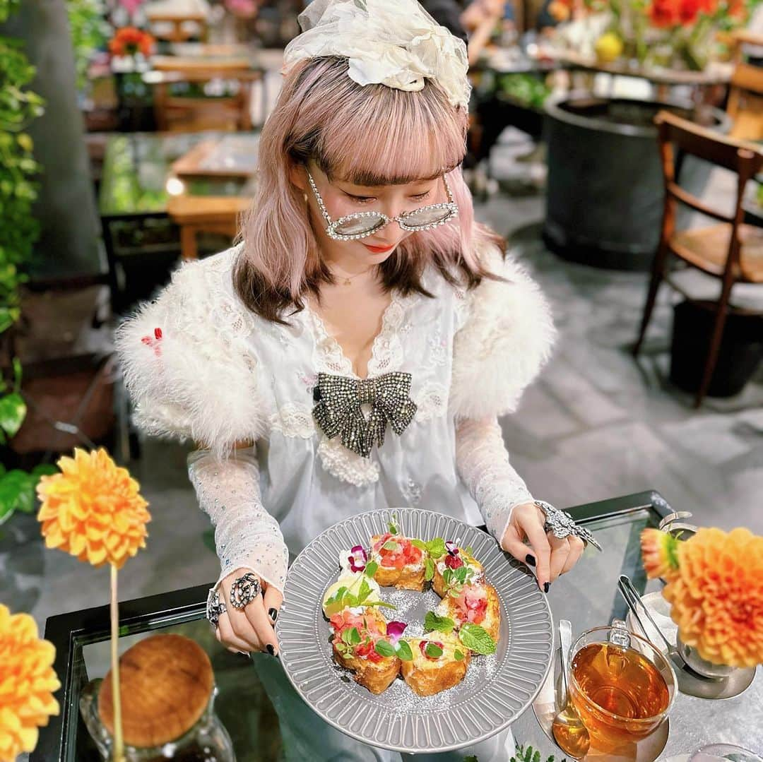 Etsuna otsukAさんのインスタグラム写真 - (Etsuna otsukAInstagram)「@aoyamaflowermarket_teahouse  青山フラワーマーケットが運営するTEA HOUSEは、”温室”をコンセプトとした空間で、花と緑に囲まれたtea houseです💐フラワーはたっぷりカラフルで可愛すぎます！  @mikan.mandarin ちゃんとデート❤️スーパー楽しかった😋 花かんむりのフレンチトースト🍞💐はかわいくて超美味しいです！おすすめ！ 这家鲜花屋运营的餐厅真的太赞了！真实的鲜花围绕😍超浪漫！而且位于表参道、料理也非常的好吃价格也很平价👍 GREEN HOUSE 東京都港区南青山5-4-41-グラッセリア青山1階 #aoyamaflowermarketteahouse  #aoyamaflowermarket  #omotesando」10月14日 8時30分 - etsunaotsuka