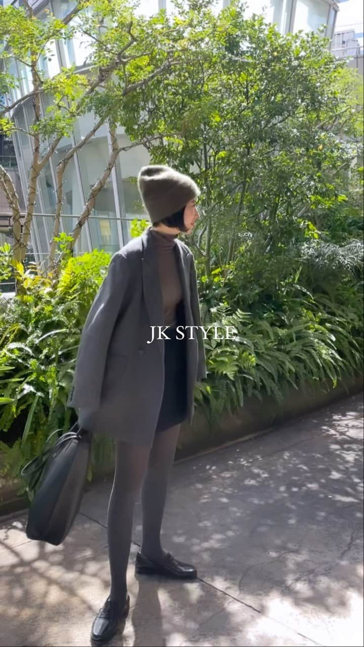 山﨑さおりのインスタグラム：「JK @miesrohe_  POPUPではこちらを♡ gray tweed jk🩶 今季はマニッシュにもスクールっぽくも着たい😙 タイツ履けばミニも意外にいけるよ✊🏻  #muuootd #miesrohe#ctplage#épor  #ままコーデ#モノトーンコーデ#大人カジュアル#30代ママコーデ#170cmコーデ #アラフォーコーデ」