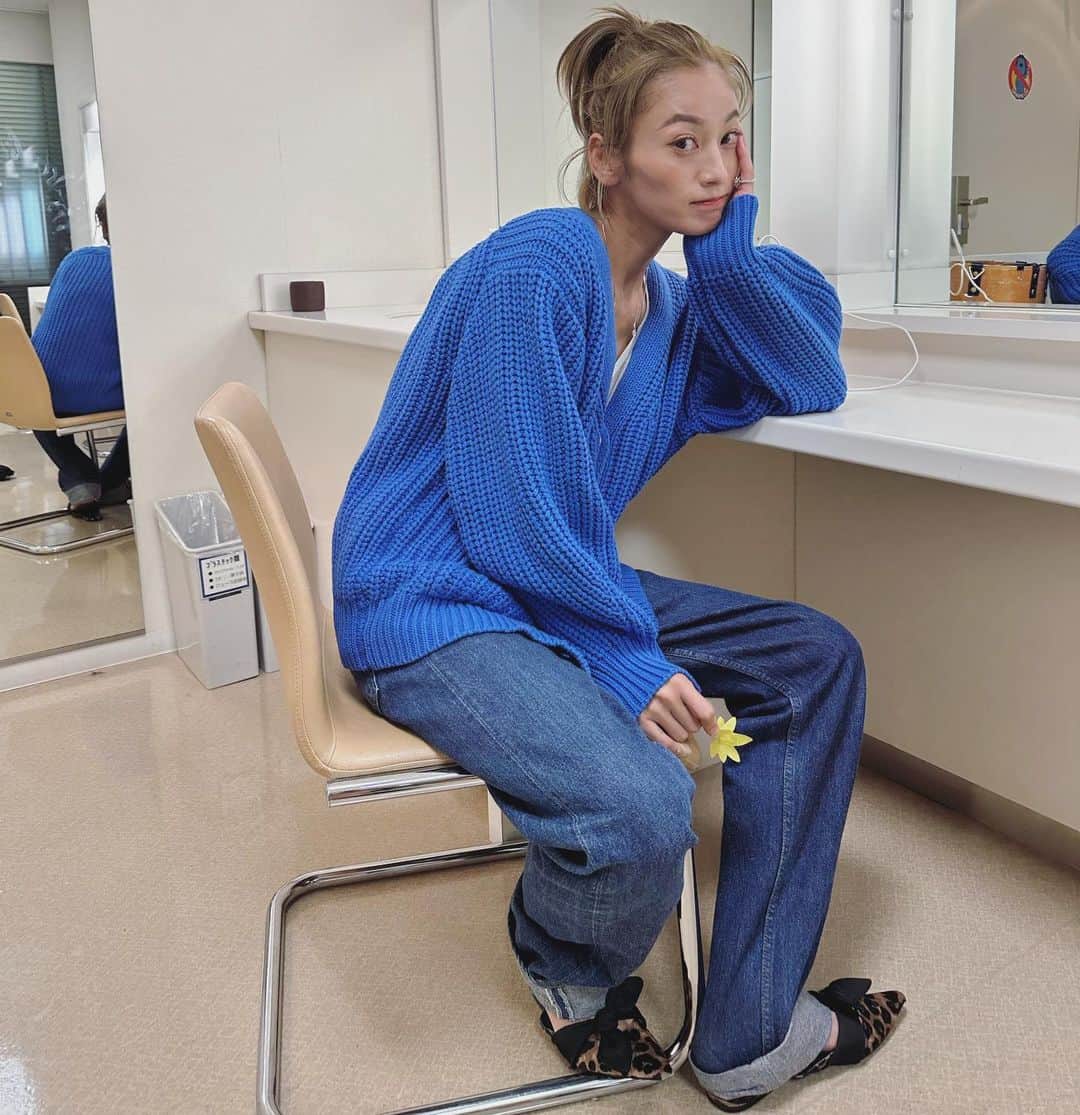のインスタグラム：「チビパンさんが撮ってくれた母さん。 収録休憩中に常備なコームで私の髪を溶かしながら声をかけてくれる姉さん。  もうすぐ生誕10周年。 ハーフ成人式とゆう言葉が浮かぶけど、なにするもんなんだろ🙄？  想定以上に心身の成長をしてくれている彼女に、 ありがとう分な"何か"をどーするか悩む10月半ば。  この10年で自分はどう成長できているのか、身体のサイズが変わらない大人はわかりにくいものですね🤷‍♀️  #たかが、されど、 #当たり前ではない何月  娘へのプレゼントって、 一番難しい🎁🫠」