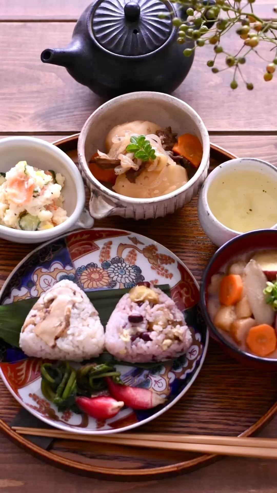 オトヨメのインスタグラム：「おはようございます！ ステキな土曜日お過ごし下さい♪ #onigiriaction  #Instagramjapan #IGersJP #onthetable  #instafood #暮らし #朝ごはん #カメラ#デリスタグラマー #花のある暮らし#クッキングラム#キナリノ#私のおいしい写真#おうちごはんLover#ouchigohan#丁寧な暮らし #フーディーテーブル#cottaパートナー#お酒好きな人と繋がりたい#日本酒女子」