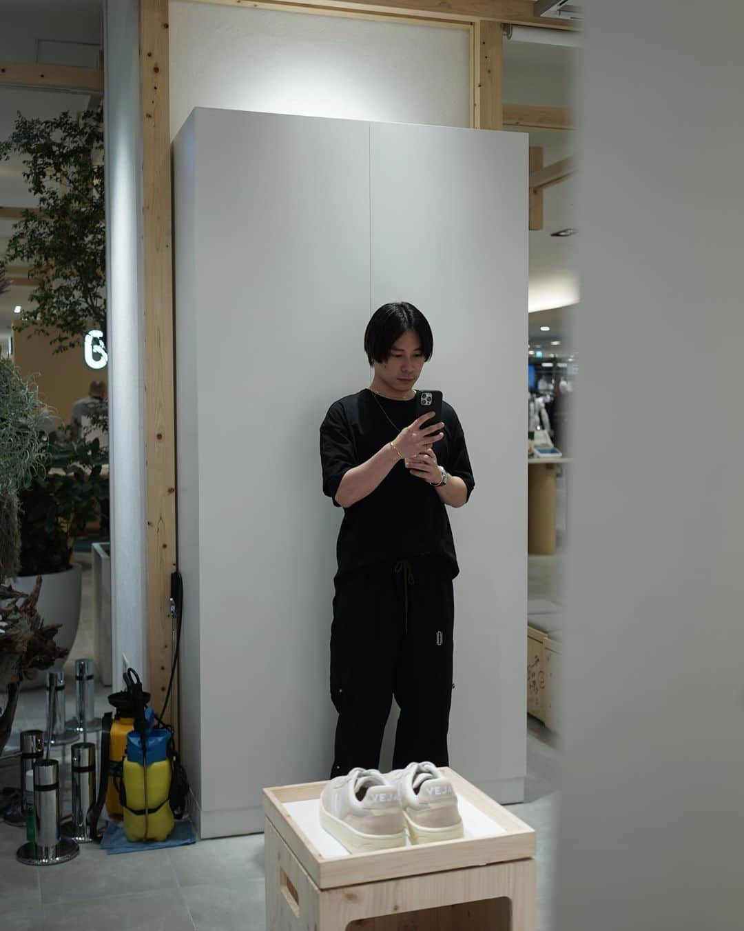GO AKIMOTOさんのインスタグラム写真 - (GO AKIMOTOInstagram)「・・・ @veja @hankyu_greenage   フランス発サステナブルスニーカーブランド VEJA、日本初となるフィットショップが阪急うめだ本店8階の環境に配慮した高感度なファッションスタイルを提案する GREEN AGEエリア内にオープンしました  ロークロムレザーを使用したブラックカラーのアッパーに、ホワイトカラーのVマークとソール モノトーンのコントラストが気に入ったモデル "CAMPO" を新調、スニーカーは断然ローテク派  VEJAの靴は足入れも良く、一日中履いてても疲れないので本当におすすめ  photos @ochiyasutaka   #veja #greenage #ヴェジャ #グリーンエイジ  #阪急うめだ本店 #うめはん #pr  ・・・・・・・・・・」10月14日 8時36分 - go_akimoto
