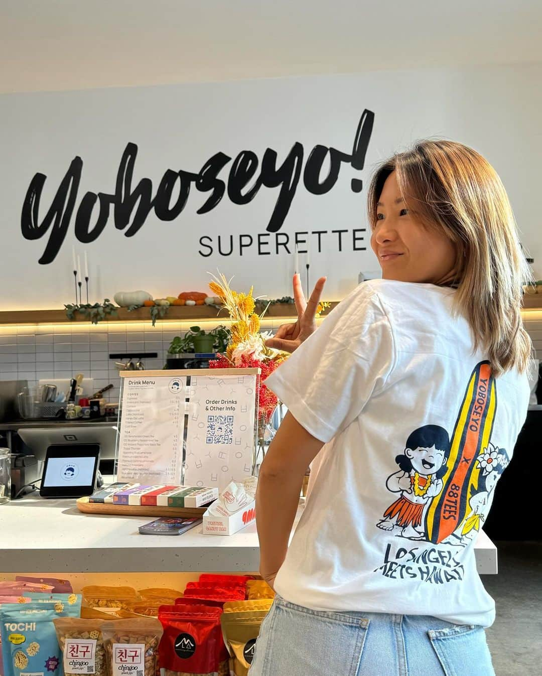 エビアン・クーのインスタグラム：「@88teesofficial x @ybsy_superette it’s happening tomorrow! Limited tees & stickers. There will be local vendors, drinks, coffee and matcha 🍵 can’t wait to see you all and talk story 💕🍵 1-6pm SEE YOU 🥰」