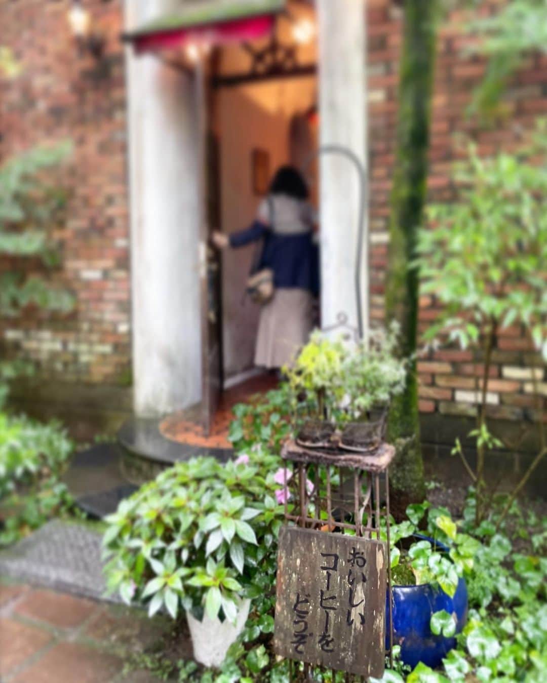 川人未帆さんのインスタグラム写真 - (川人未帆Instagram)「・ #mihoktrip_karuizawa  軽井沢で行ってみたかったカフェへ☕️ 森の中のお庭を望めるレトロな喫茶店"カフェラフィーネ"。 甘さ控えめのバナナケーキの上にはたっぷりの生クリーム。 ティーオレグラッセとともに🤤 終日雨だったこの日のしっとりとしたお庭の雰囲気もとっても素敵でした。 晴れた日はテラス席も開放されるのでまた行きたいな🥰  この日娘はプリンスホテル敷地内にあるネイチャーキッズプログラムに参加。親と離れての参加でしたが大好きな工作ができてルンルンで帰ってきました😙 その間に大人はカフェ→アウトレットを楽しめました😌 ネイチャーキッズプログラム、おすすめ❣️」10月14日 8時40分 - miho0319kawahito
