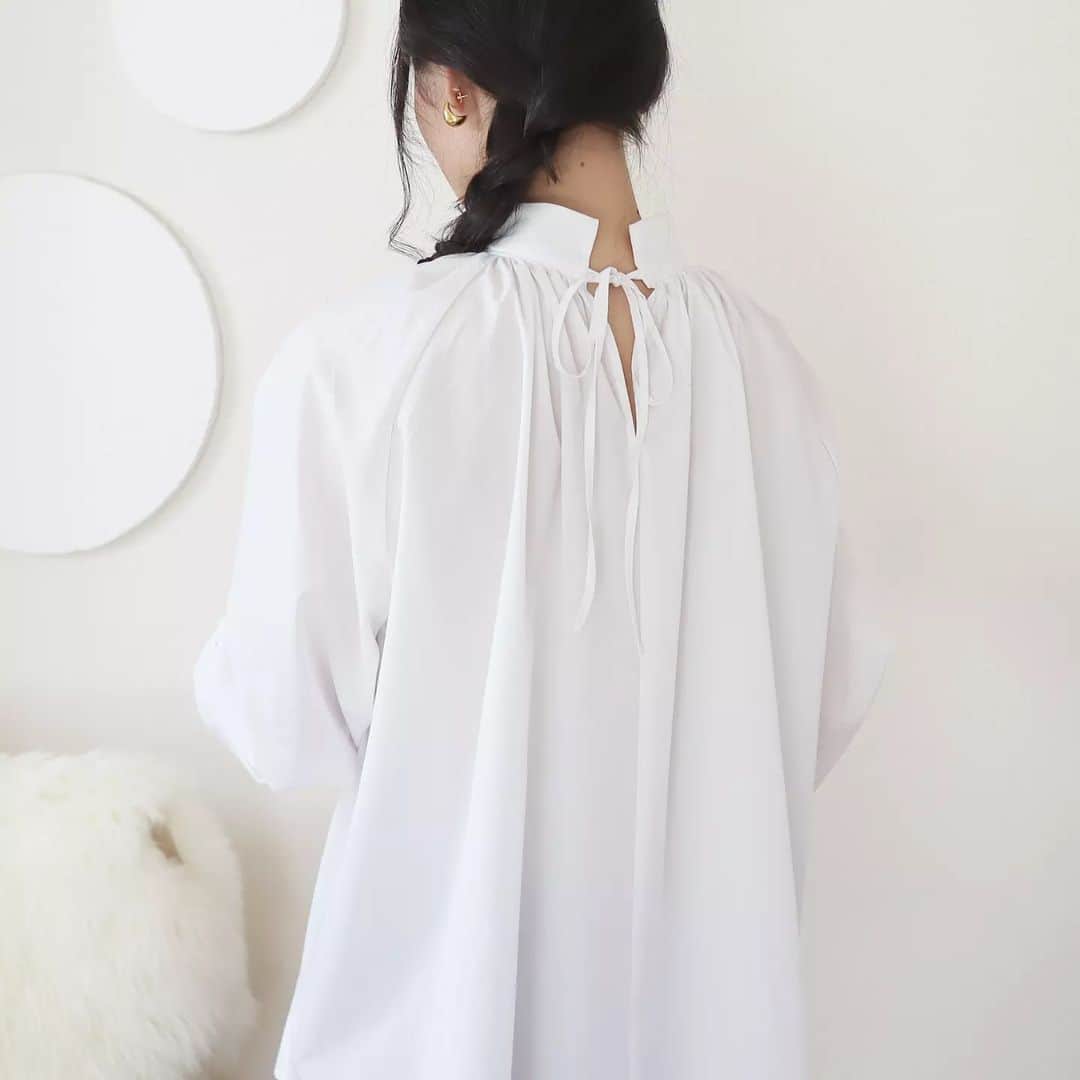 Eri Satoさんのインスタグラム写真 - (Eri SatoInstagram)「【white×brownコーデ】 · tops: @unfilo_official · 私は一体白ブラウスを何枚持っているんだろうか💭 そのぐらい好き😂💞 こちらはアンフィーロ @unfilo_official の イージーケア ギャザーブラウスだよ✨ · 見ての通り、前後逆に着られるし リボン結びで印象変わる！ しかも しわになりにくい、 吸水速乾、UVケア、 接触冷感生地なのがすごい✨ 他にも色違いあります😚 · 【✔UNFILO オータムキャンペーン✔】 10/13(金)〜10/17(火)11:59まで オンワードクローゼットにて 7％〜15％OFFで お得にお買い物できるよ🙌 チェックしてみてね💗 · さてさて今日は朝からお仕事👶 · · #UNFILO#アンフィーロ#オンワード#機能美#きれいめカジュアル#秋コーデ#秋コーデ#ブラウスコーデ#高身長コーデ#ママコーデ#きれいめコーデ #locari#partegram」10月14日 8時43分 - satoeri626