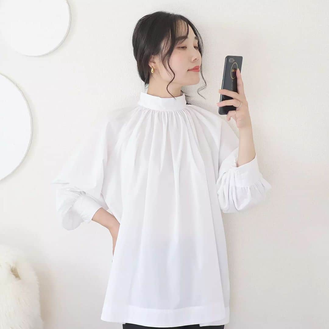 Eri Satoさんのインスタグラム写真 - (Eri SatoInstagram)「【white×brownコーデ】 · tops: @unfilo_official · 私は一体白ブラウスを何枚持っているんだろうか💭 そのぐらい好き😂💞 こちらはアンフィーロ @unfilo_official の イージーケア ギャザーブラウスだよ✨ · 見ての通り、前後逆に着られるし リボン結びで印象変わる！ しかも しわになりにくい、 吸水速乾、UVケア、 接触冷感生地なのがすごい✨ 他にも色違いあります😚 · 【✔UNFILO オータムキャンペーン✔】 10/13(金)〜10/17(火)11:59まで オンワードクローゼットにて 7％〜15％OFFで お得にお買い物できるよ🙌 チェックしてみてね💗 · さてさて今日は朝からお仕事👶 · · #UNFILO#アンフィーロ#オンワード#機能美#きれいめカジュアル#秋コーデ#秋コーデ#ブラウスコーデ#高身長コーデ#ママコーデ#きれいめコーデ #locari#partegram」10月14日 8時43分 - satoeri626