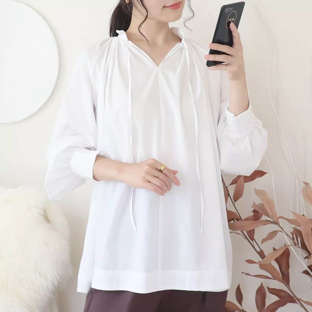Eri Satoさんのインスタグラム写真 - (Eri SatoInstagram)「【white×brownコーデ】 · tops: @unfilo_official · 私は一体白ブラウスを何枚持っているんだろうか💭 そのぐらい好き😂💞 こちらはアンフィーロ @unfilo_official の イージーケア ギャザーブラウスだよ✨ · 見ての通り、前後逆に着られるし リボン結びで印象変わる！ しかも しわになりにくい、 吸水速乾、UVケア、 接触冷感生地なのがすごい✨ 他にも色違いあります😚 · 【✔UNFILO オータムキャンペーン✔】 10/13(金)〜10/17(火)11:59まで オンワードクローゼットにて 7％〜15％OFFで お得にお買い物できるよ🙌 チェックしてみてね💗 · さてさて今日は朝からお仕事👶 · · #UNFILO#アンフィーロ#オンワード#機能美#きれいめカジュアル#秋コーデ#秋コーデ#ブラウスコーデ#高身長コーデ#ママコーデ#きれいめコーデ #locari#partegram」10月14日 8時43分 - satoeri626