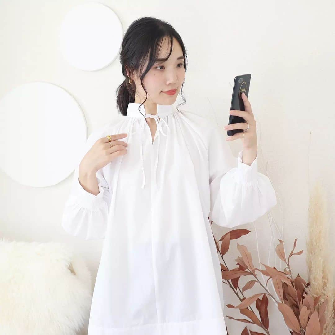 Eri Satoさんのインスタグラム写真 - (Eri SatoInstagram)「【white×brownコーデ】 · tops: @unfilo_official · 私は一体白ブラウスを何枚持っているんだろうか💭 そのぐらい好き😂💞 こちらはアンフィーロ @unfilo_official の イージーケア ギャザーブラウスだよ✨ · 見ての通り、前後逆に着られるし リボン結びで印象変わる！ しかも しわになりにくい、 吸水速乾、UVケア、 接触冷感生地なのがすごい✨ 他にも色違いあります😚 · 【✔UNFILO オータムキャンペーン✔】 10/13(金)〜10/17(火)11:59まで オンワードクローゼットにて 7％〜15％OFFで お得にお買い物できるよ🙌 チェックしてみてね💗 · さてさて今日は朝からお仕事👶 · · #UNFILO#アンフィーロ#オンワード#機能美#きれいめカジュアル#秋コーデ#秋コーデ#ブラウスコーデ#高身長コーデ#ママコーデ#きれいめコーデ #locari#partegram」10月14日 8時43分 - satoeri626
