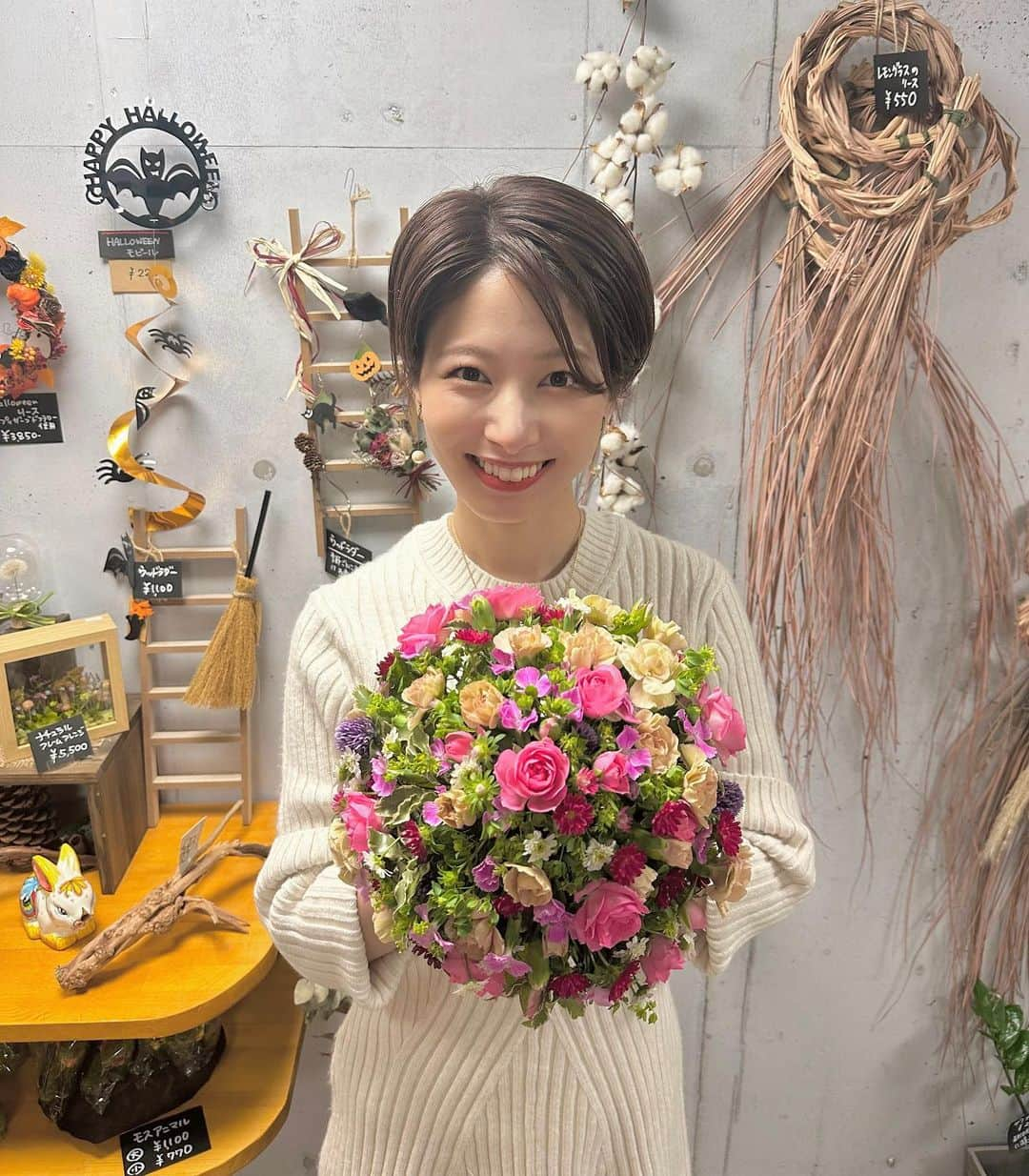 海老原優香のインスタグラム：「手作りブーケ🌹  お花選びから2時間くらい夢中になってた💭 想いを込めて作りました💐  #花束アレンジ#ブーケ#💐」