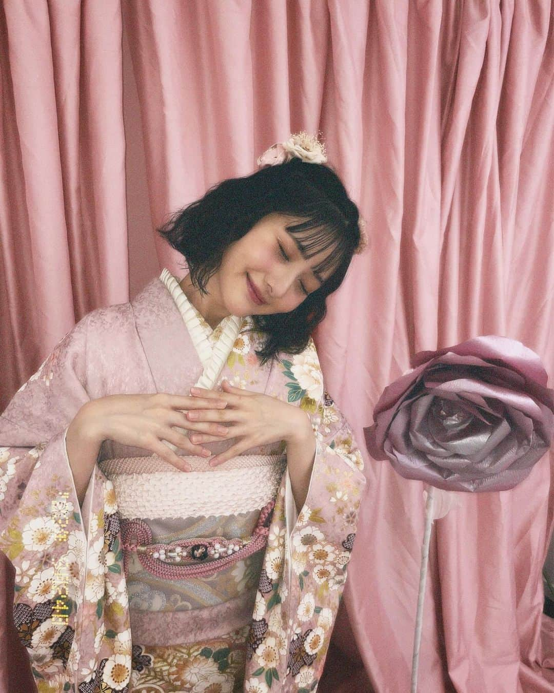 能登谷このんのインスタグラム：「KIMONO LARMEの撮影に参加させていただきました💖  ピンクの振袖とっても可愛くて 撮影の空間もピンクで囲まれてて 素敵すぎました（т-т）  大好きなLARMEさんの撮影に参加させていただけて本当に嬉しいです😭  #LARME #KIMONOLARME #ラルム #着物ラルム #振袖 #振袖ヘア #振袖レンタル #振袖前撮り #振袖コーディネート #成人式 #成人式振袖」