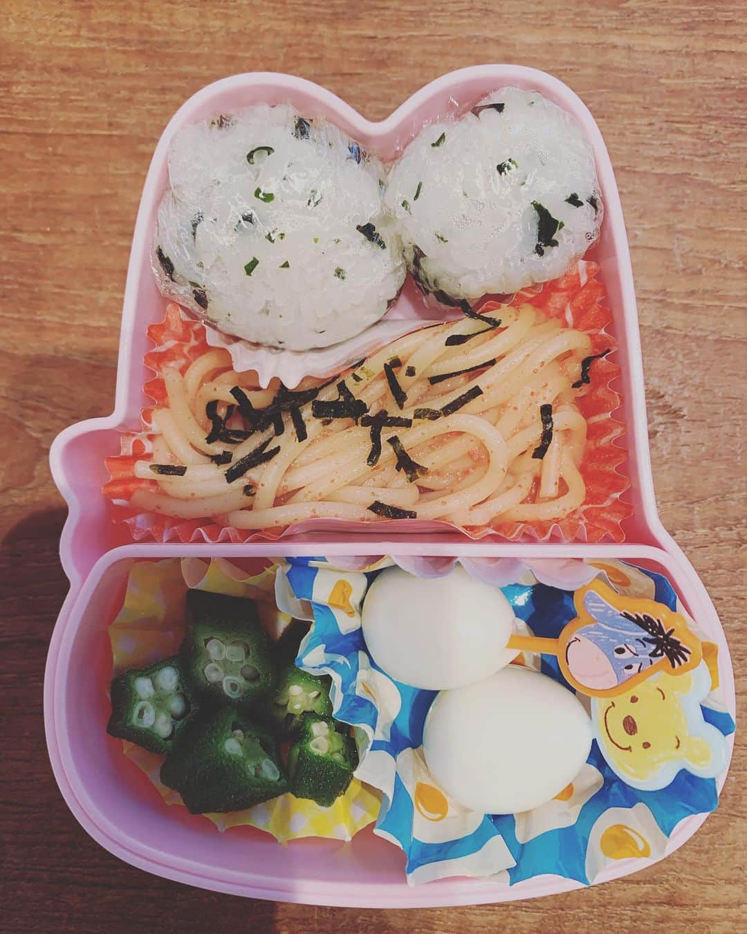 河口恭吾さんのインスタグラム写真 - (河口恭吾Instagram)「昨日は早起きしてご飯を炊いて 娘の遠足の為の弁当を作りました。  彼女のリクエストに応えた弁当です。  案の定、これでは足りなかったそうです。  ウズラの卵の殻を剥くのが唯一の苦労と言えば苦労でした。  #遠足弁当  #たらこパスタ  #ウズラの卵  #父親が作る弁当」10月14日 8時46分 - kawaguchikyogo