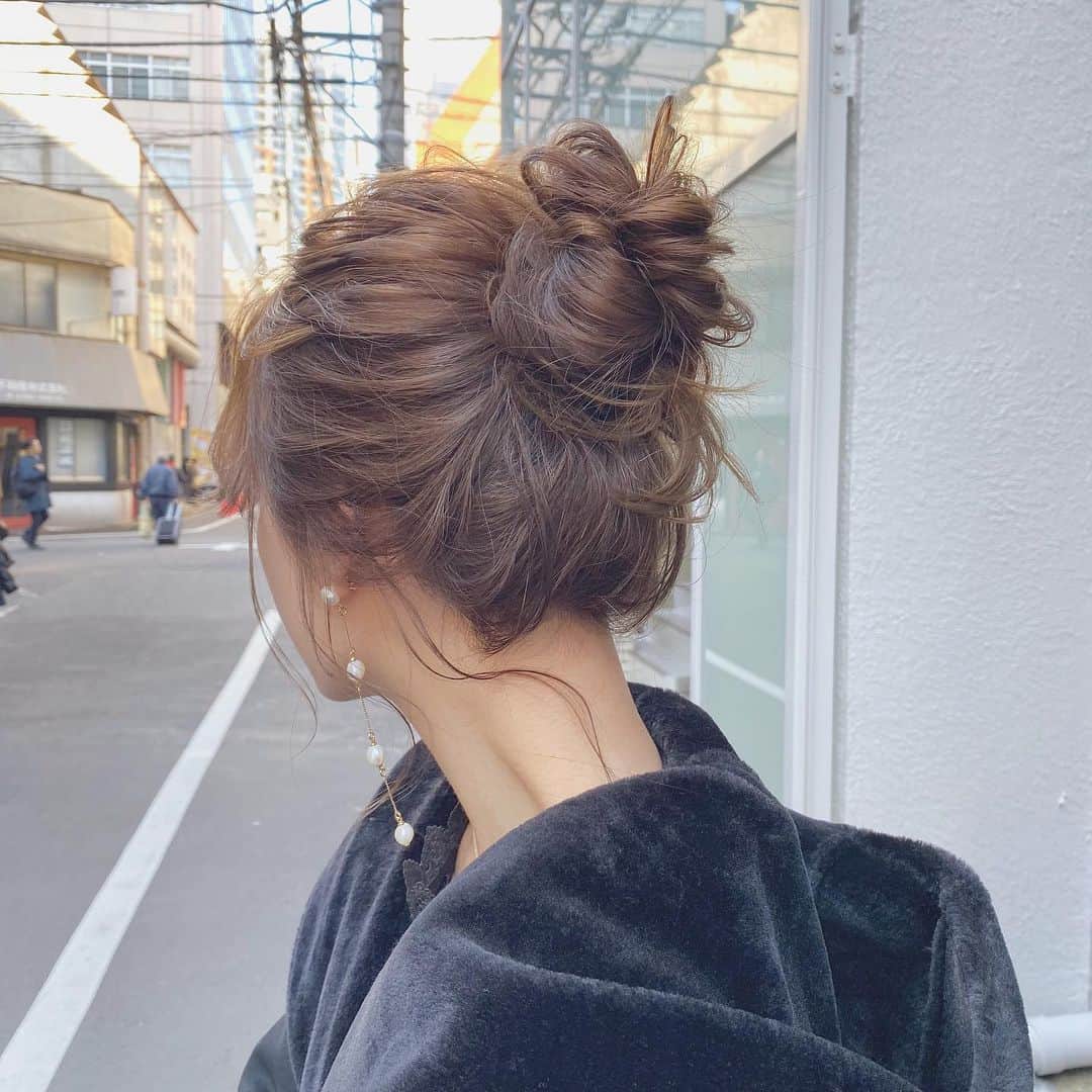 のインスタグラム：「くすみベージュとお団子＊  柔らかくほつれるヘア😌  ツヤのある 暗くても透明のある カラーならお任せください☺️  10月のご予約も まだまだお取りできます🙇🏻  ご質問などは コメントにてお問い合わせください！😌  #ケアカラー  #ヘアアレンジ  #ケアダブルカラー  #巻き方  #髪質改善カラー  #イルミナカラー  #ミルクティーベージュ #グレージュ  #ケアブリーチ  #ハイライトカラー  #ハイトーンカラー  #ブリーチ  #ダブルカラー   #インナーカラー  #オリーブアッシュ  #グラデーションカラー  #グレージュカラー  #ツヤトーン  #パーマ  #艶髪  #外国人風  #髪質改善トリートメント  #くびれヘア  #シースルーバング  #髪質改善  #ラベンダーグレージュ  #オリーブグレージュ  #トリートメント  #ヘアアクセサリー　#インナーハイライト」