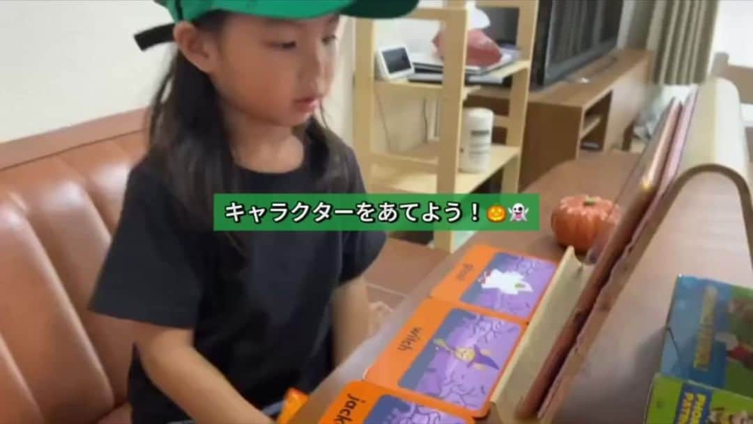 のインスタグラム：「@emao_dwe Go!Go!Live! CAP Kids🧢 Halloweenがテーマだったので 何年か前に購入し全然活用出来ていなかった Zippy and His Friendsのカードも用意してみました☺️ カードを見せたりしながら楽しそうだった〜🥰♡  -------------- @worldfamilyclub_jp  公式アカウントでは #love_wfc をつけて投稿いただいた素敵な動画をご紹介しています😊✋  #love_wfc5歳 #dwe5歳 #love_wfc  #worldfamilyclub  #worldfamily  #dwe  #dweキッズ #ディズニー英語システム  #ディズニー英語　 #ワールドファミリー  #おうち英語  #成長記録 #子育て英語  #こども英語  #英語話せるようになりたい #英語の勉強 #子どものいる暮らし #CAPキッズ #女の子ママ」