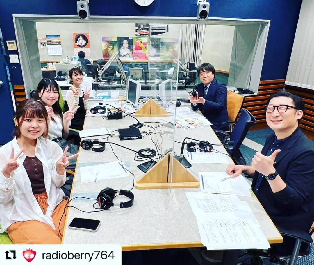 須賀由美子さんのインスタグラム写真 - (須賀由美子Instagram)「#Repost @radioberry764 with @use.repost ・・・ . 「音楽のミナテラスとちぎ」 毎週土曜日の朝8:25から✨ 新井啓泰と須賀由美子がお送りしています！  今週(10/14)のゲストは、 宇都宮短期大学の阿久澤政行先生と、 2人の学生、半田ななかさん、種倉菜夏さん🎵 11月に開催される「彩音祭」について紹介してもらいます✨  聴き逃しちゃった方はradikoでも！  #音楽のミナテラスとちぎ #新井啓泰 #須賀由美子 #宇都宮短期大学 #阿久澤政行 #彩音祭 #RADIOBERRY #レディオベリー」10月14日 9時00分 - tottiyumi