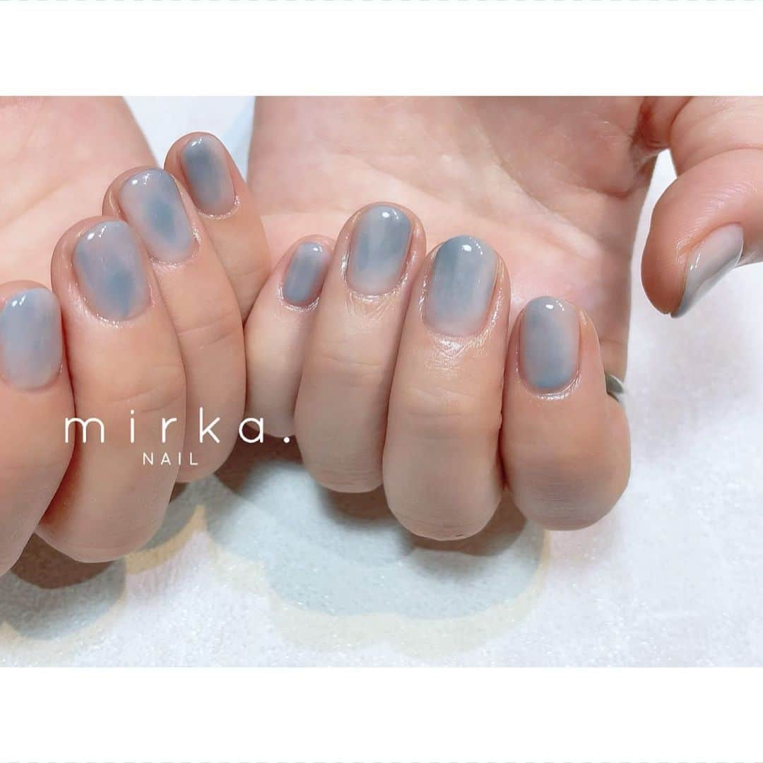 mirka. NAIL(ミルカネイル)のインスタグラム：「⁡ ⁡ ⁡ blue ꙳ ⁡ ⁡ ⁡ ………………………………………………………… ⁡ ご予約、お問い合わせは LINE ID⇒ @mirka.nail (@含む)まで。 ⁡ ご新規様はハイライトの「ご案内」と「ご予約方法」を必ずお読みいただいてからご予約くださいますようお願いいたします。 空き状況や詳細はLINEの投稿からご確認ください。 ⁡ ⁡ ⁡ ⁡ #mirkanail#nails#nail#nailart#naildesign #ショートネイル#ネイルアート#ネイルデザイン#ネイル#大人ネイル#シンプルネイル#オフィスネイル#ニュアンスネイル#ナチュラルネイル#カジュアルネイル#ショートネイルデザイン#美甲#秋ネイル#秋ネイル2023 #プライベートサロン#プライベートネイルサロン#東京ネイルサロン#東京ネイル#江東区ネイルサロン#森下#清澄白河 ⁡」