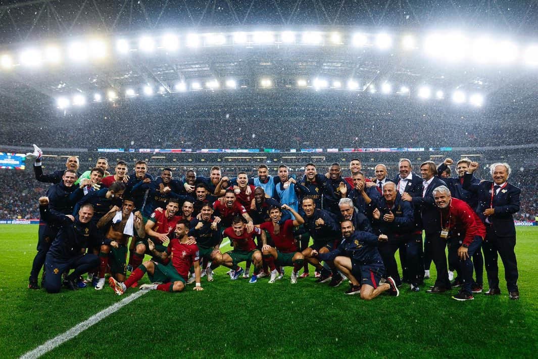 ジョアン・カンセロのインスタグラム：「Objetivo cumprido 🇵🇹 Orgulhoso em pertencer a esta equipa 💫 #mommyblessme」
