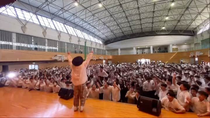 HIPPYのインスタグラム：「コロナ禍の夜明けを感じながら これまでの日々を、更なる明日を掴み取るべく 各地でライブ活動させていただいています。 人から人へつながる出会い再会、このご縁に心から感謝です  おかげさまで 長崎創成館高校！福岡筑紫台高校！粕屋まつり！うんなまつり！語り部の会 最高の時間を過ごせています  明日は地元広島で学園祭！入場無料！ 来週には初の香川県ライブ！東京での学園祭！ 神戸で酒井法子さんとのツーマン！岡山にてラジオ公開収録ライブ！ そして「PEACE STOCK ’78」へと続きます  ぜひお越しください  10/15（日） 山陽女子短期大学 第60回 陽月祭 彩虹～Brightness created by every one～  14:00〜HIPPY LIVE ※13:00〜グッズ販売スタート、終演後特典会あり  観覧自由！入場無料！  ■ 山陽女子短期大学さんようグラウンド （〒738-0003 広島県廿日市市佐方本町１－１）  ————————————  【HIPPY LIVE スケジュール】 10/15 広島「山陽女子短期大学 第60回 陽月祭」 10/22 香川「マチ音めぐり2023」 10/28 東京  テクノスカレッジ学院祭『TECHNOS祭2023』 10/29 兵庫「HIPPY × 酒井法子  2マンライブ」 11/5  岡山「FM岡山公開録音 おかやまアーツフェス」 11/12 広島「PEACE STOCK ’78」  各地のLIVEの詳細はホームページをご覧ください♪ http://hippy-web.com/schedule/  #学園祭 #HIPPY #筑紫台高校 #山陽女子短期大学」