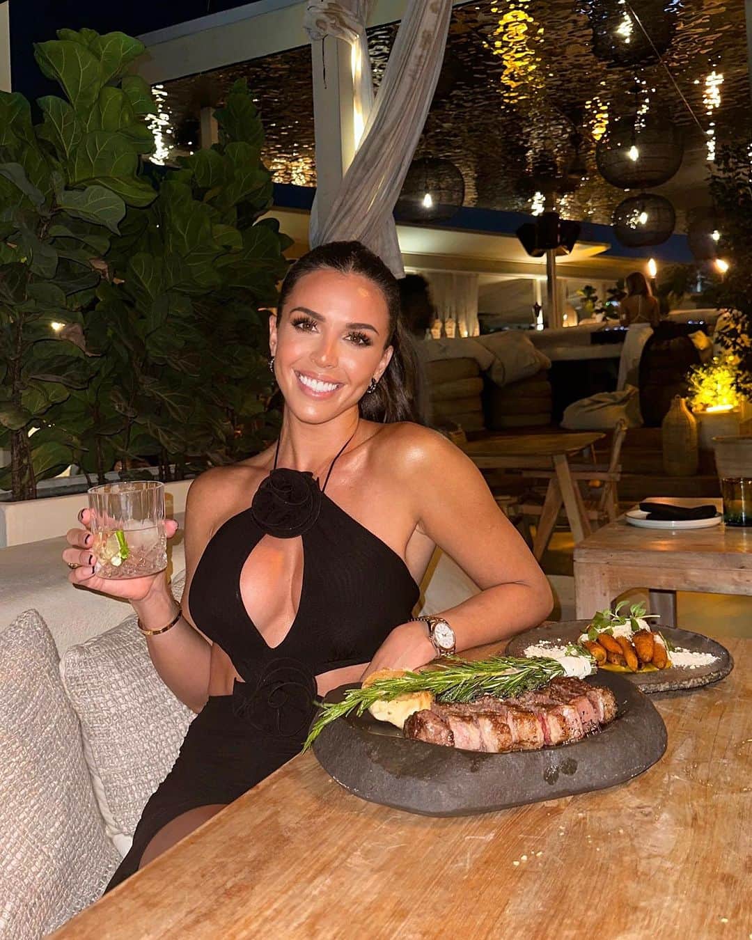 のインスタグラム：「Steak & Tequila are my spirit animals. . REST DAY FOR ME! I used to train 7 days a week because I thought working out more would make me ‘more fit’. I figured training more would give me better results….wrong. All that happened was lack of progress (I was actually weaker), irritability, and feeling run down and tired all the time and thus actually having crappy workouts 🤷🏻‍♀️ . One of the biggest reasons people fail on their fitness journey is because they make 100 changes overnight, overtrain, barely eat and put themselves through things that aren’t sustainable or realistic long term. They feel defeated, go back to their old habits and the cycle continues . Your body needs time to REST & recover no matter what your fitness goals are. . When I started to train LESS and eat more is when I started to see progress and results. I currently train about 4 days per week and it’s not only what works best for body but also my lifestyle and schedule. I have BETTER workouts that I look forward to and I’m properly fueled for them so I have more energy as well! . You do NOT need to spend hours in the gym, do endless amounts of cardio and put yourself on restrictive diets to see results. Take time off without feeling guilty or like you’re going to ruin your progress - you’re not and your body will thank you for it. ❤️ . Have a great weekend everyone! 🥰」