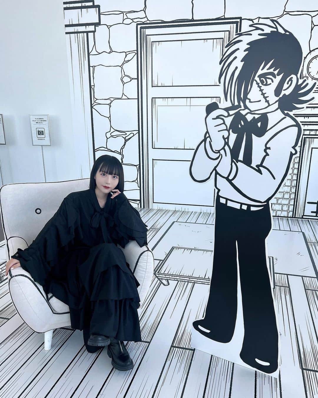 のインスタグラム：「. ブラックジャック展🐦‍⬛連載開始50周年。  幼少期の頃から読んでて初恋はBJだと思う。 フォトスペースもグッズも展示も可愛かったなあ♠️ 全身黒で大正解。世界観に馴染んでる(？)」