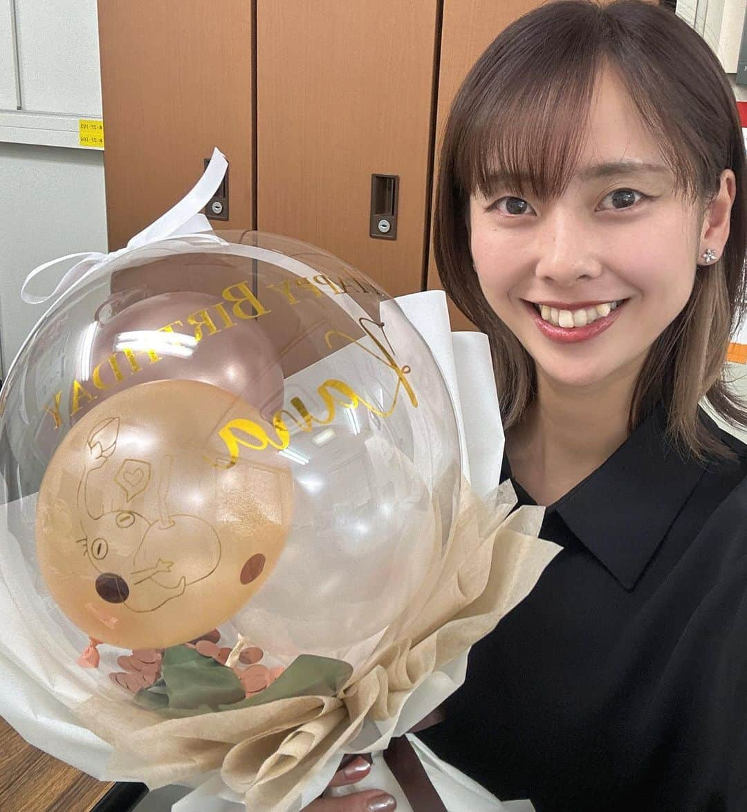 吉岡可奈さんのインスタグラム写真 - (吉岡可奈Instagram)「. 27歳やっとの目標を叶えて 無事に28歳になりました🥳 . 10月は毎年リーグが始まる月で ここ数年は色々な感情の中迎えることが多かったですが 今年は胸を張って歳をとれました🦊🧡 ファンの方はもちろんですが 久々に両親にも バレーボールをしている姿を見せることができて すごく幸せな誕生日を迎えられたと思います🎂 . 28歳は今まで以上に バレーボールを楽しんで 成長していきたいと思います✨✨ まだまだ頑張るぞ〜💪💪💪 . . #吉岡可奈 #28歳になりました #つい最近まで #22歳、フレッシュに頑張ります #って言ってたはずなのに #30代に #片足突っ込みました #まだまだ粘るぞ #会社で #誕生日会 #ノバック #素敵 #ありがとうございます」10月14日 9時12分 - kana_yoshio