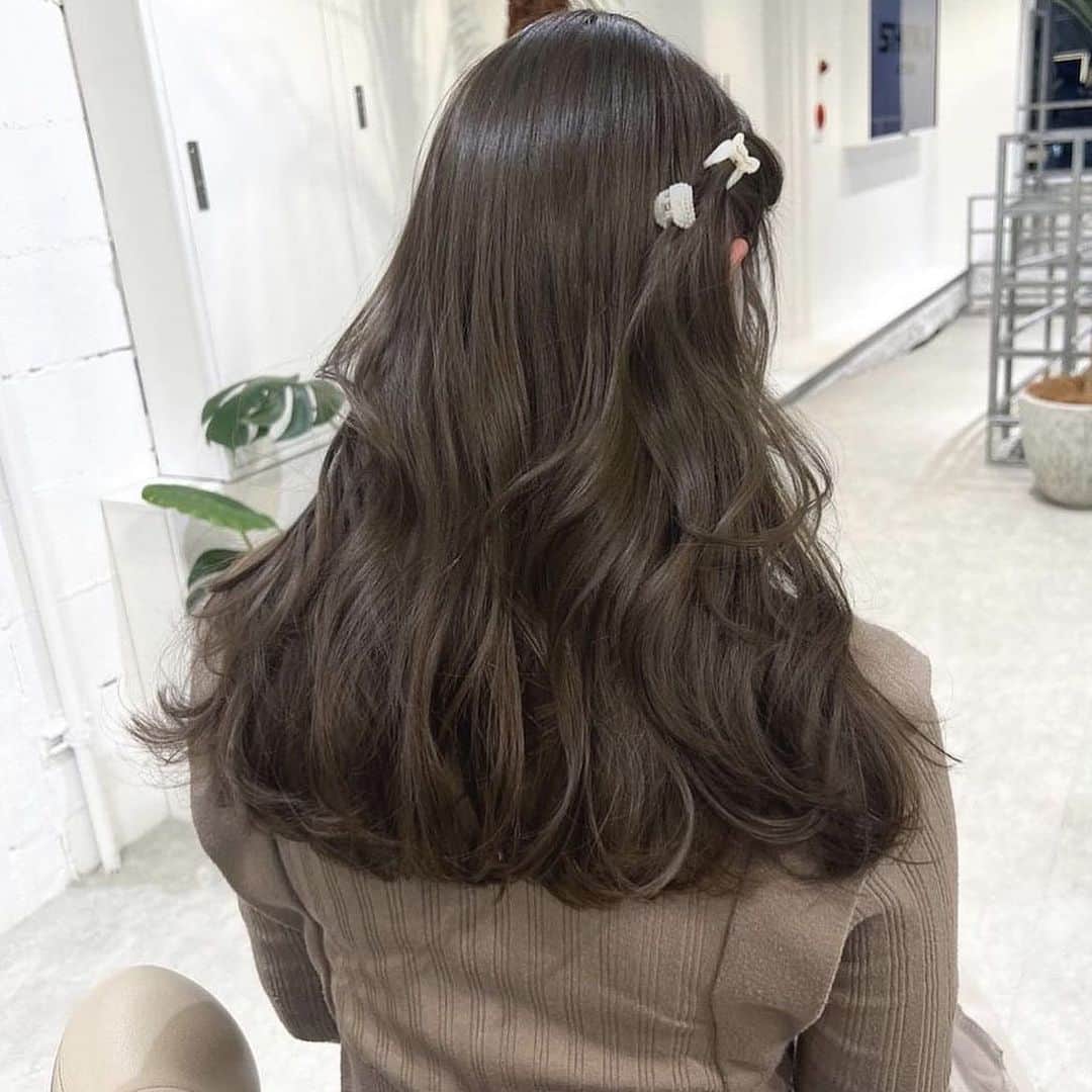 古賀美紀のインスタグラム：「#ブリーチなし でできる  「 #オリーブベージュ ❤︎」  現在の明るさより明るくしたい方、地毛からのカラーのお客様はダブルケアカラー  選択お願いします♡  【set menu】 ♡前髪カット＋ケアカラー ¥14000~  ♡バングカット顔周り＋プレミアムケアカラー ¥16200~  ♡カット＋ケアカラー ¥16100~  ♡カット＋プレミアムケアカラー¥18300~  ♡カット＋ダブルケアカラー ¥25300~  ♡ケアカラー＋トリートメント　¥18400~  ♡プレミアムケアカラー＋トリートメント　¥20600~  ※top stylist指名料＋500 ※カットなしのメニューの場合 シャンプーブロー代¥2700 ※学割10%off  〜はレングス料金含む」