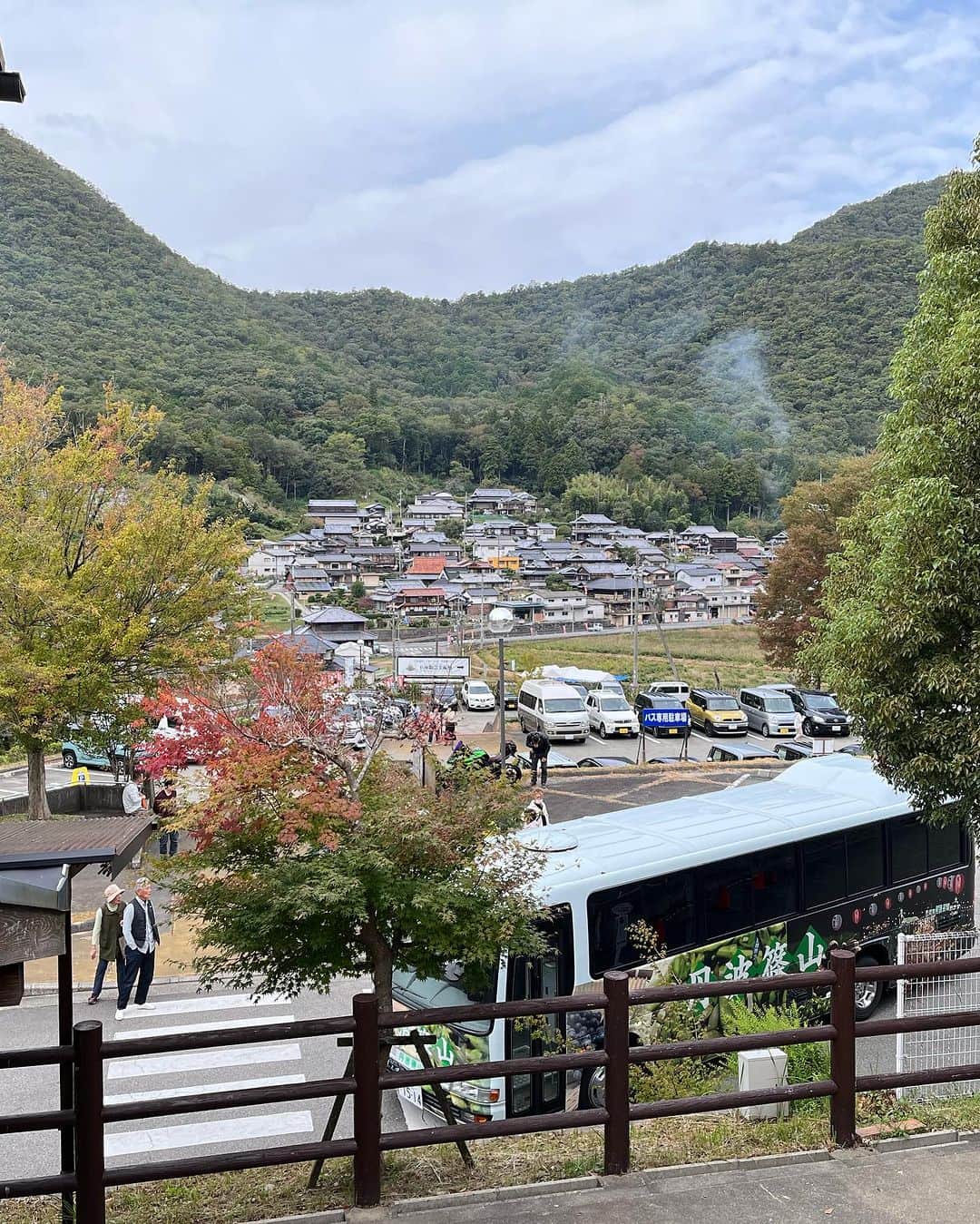 丹波焼の郷（公式）さんのインスタグラム写真 - (丹波焼の郷（公式）Instagram)「. おはようございます😃  9時現在、陶の郷駐車場は満車になりそうです  既に多くのお客様にご来場いただいております。 ありがとうございます🙇‍♀️  窯元も出店の準備中です😆  #丹波焼陶器まつり#陶器まつり#秋の郷めぐり #窯元めぐり市 #土曜市 #丹波焼宝くじ#器好きな人とつながりたい #丹波焼 #丹波立杭焼 #丹波篠山 #丹波篠山観光  #丹波篠山市  #tambayaki  #丹波篠山ランチ  #第46回秋の郷めぐり  #丹波篠山グルメ  #関西デート  #関西イベント  #兵庫観光  #兵庫イベント#窯元めぐり」10月14日 9時15分 - tanbayaki_official