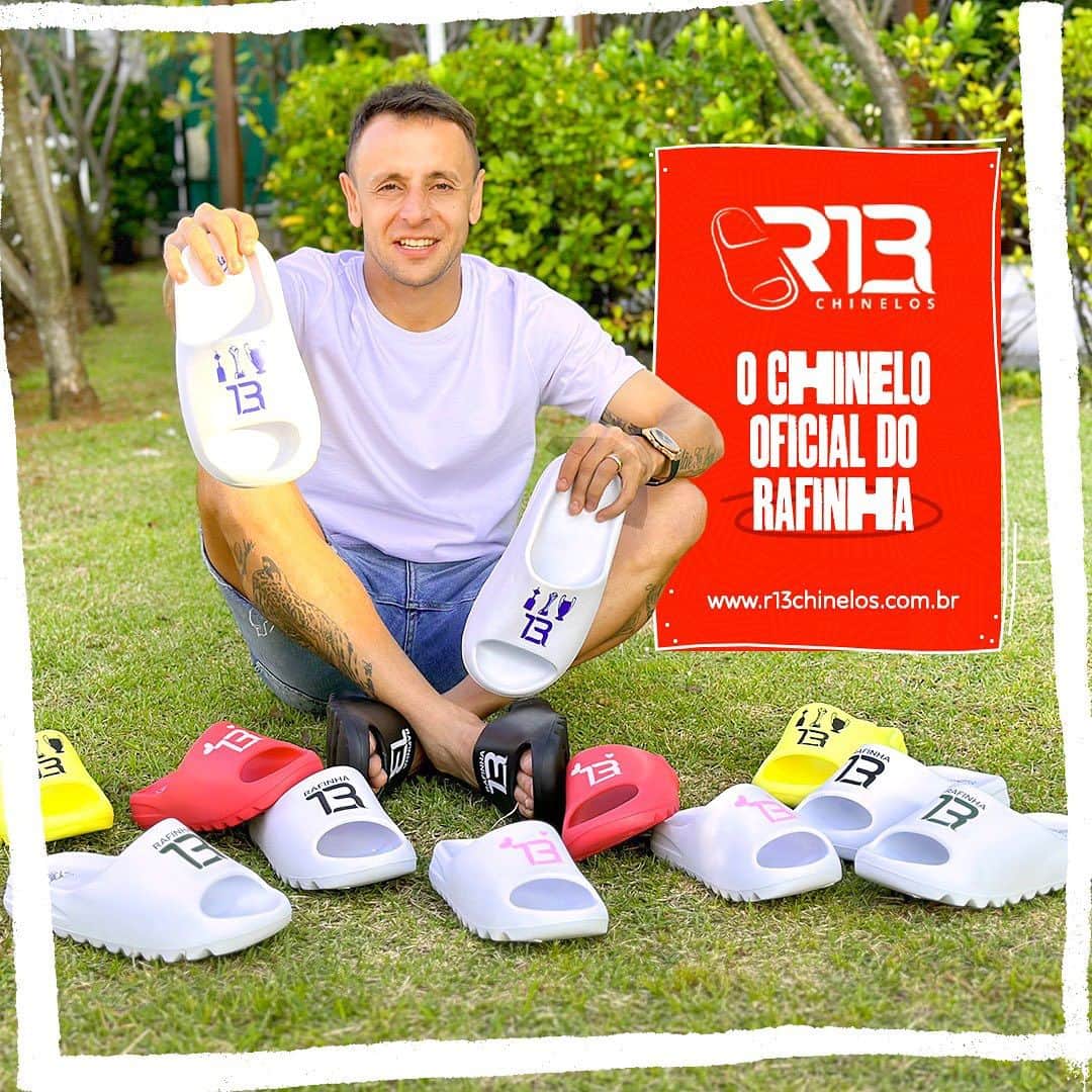 マルシオ・ラファエウ・フェレイラ・デ・ソウザのインスタグラム：「É com muito orgulho que anuncio o lançamento da minha nova marca de chinelos: R13 Chinelos – O Chinelo Oficial do Rafinha! 👣⚽   Somos uma empresa familiar que nasceu, principalmente, da vontade de empreender através de um produto de qualidade e que pudesse oferecer algo bom aos nossos clientes unindo duas grandes paixões: chinelo e futebol.   Após um período de estudo e pesquisas, apresentamos um produto que irá abraçar seus pés com conforto e bem-estar. Seja parte desse movimento e vem comigo nessa jornada! 🙏🏼🏆   Acesse:  www.r13chinelos.com.br    #R13Chinelos #ChineloOficialDoRafinha #ConfortoeEstilo」