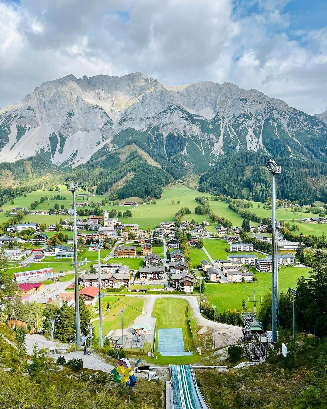 渡部暁斗さんのインスタグラム写真 - (渡部暁斗Instagram)「毎日天気の良いRamsau🇦🇹  氷河での雪上トレーニングを目的にしていましたが、今年はついに氷河へ上がることができませんでした。  ずっとクローズしたままの氷河。  30年Ramsauに住んでいる地元の人も、10月に上がれなかったことは初めてだと言っていました。  私達の行動で未来の気温を変えられる猶予はあと数年と言われています。 現状に近い状態で留められるのか、沸騰し続ける地球に住むことになるのか。 全ては”今”の私達の行動次第です。  今からでも、まだ間に合うと信じて💪  #ramsau #austria #globalwarming #climatechange #ski #nordic」10月14日 0時22分 - wtbakt