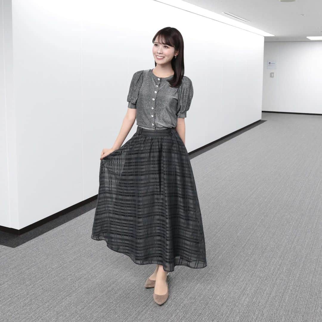 戸北美月さんのインスタグラム写真 - (戸北美月Instagram)「. tops&skirt @miro_amurette  earrings @accessories_blossom_jp   ラメやビジューのボタンがキラキラしていて可愛いカーディガンと、ふんわり透け感のあるチェックのスカート🖤 ゴールドのイヤリングも存在感があって素敵でした🪞✨  素敵なお衣装、アクセサリー、スタイリングをありがとうございます！  #ウェザーニュースlive  #衣装提供 #衣装協力」10月14日 0時23分 - mizuki_tokita