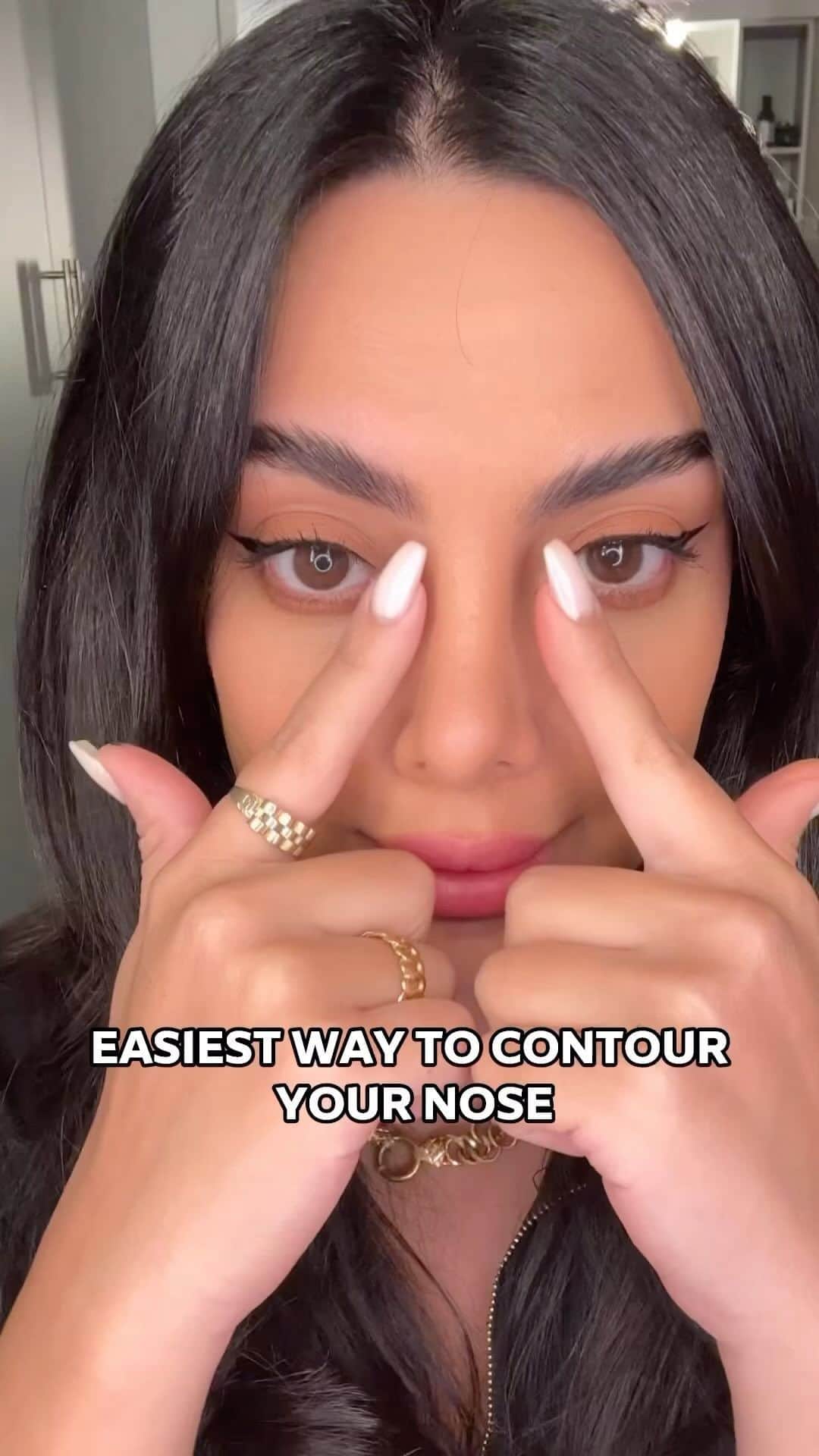 Makegirlzのインスタグラム：「تكنيك بسيط وفعال لتحديد الأنف 😍  A simple, effective technique for nose shaping. 😍  makeup #mascara #makeuphack #makeupoftheday #mascarahack #makeuptime #lashes #lashhack #makeuplooks #mac #maccosmetics #boutiqaat」