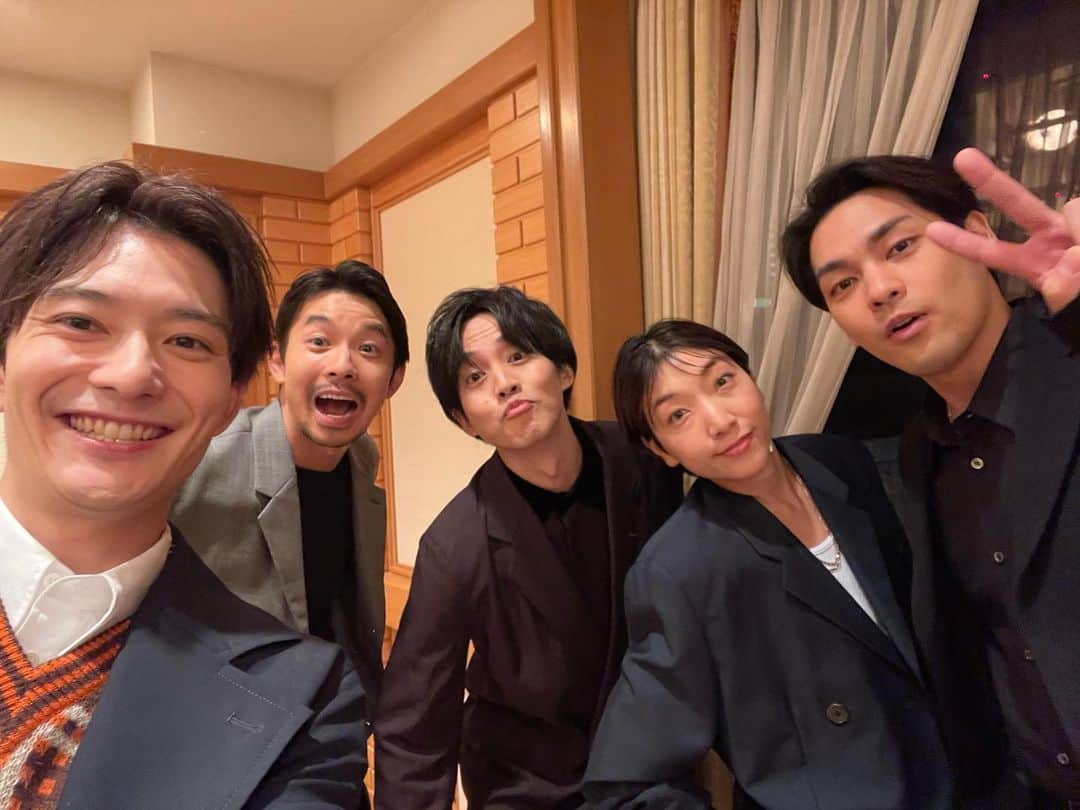 岡田将生のインスタグラム：「1週間お疲れ様でした。 わたくしもほぼ宣伝活動が終わり、 本日ゆとりの初日を迎えました。 嬉しいんだよ。すごく。みんな良い人なの。 司会やりたくなるくらい、みんなに喜んで欲しかったの。 お客様にも喜んでもらえてたら本当に嬉しいのです。 1人でも多くの方々に観てもらえますように。  本当にありがとう。 インスタ始めて本当に良かったです。」