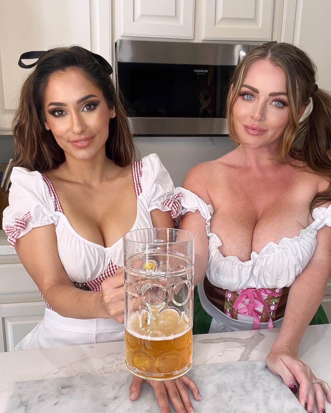 ソフィー・ディーのインスタグラム：「Got Beer? 🍺 Cheers!! @sophiedee @reena.sky」