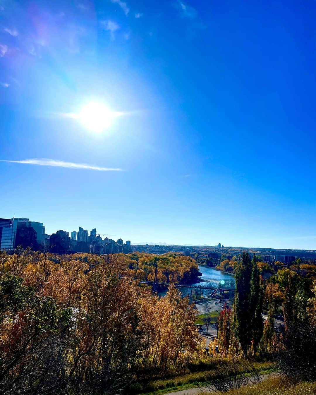 吉田知那美さんのインスタグラム写真 - (吉田知那美Instagram)「・ Canada's sky is vast.  コラムを書きました。カナダの空はまるで…（大きな空を例えるより大きなものの例えがでてきませんが）カナダの空はとりあえず広い。  #今週から寒くなってまいりました #thanksgivingdinner」10月14日 0時32分 - chinami1991