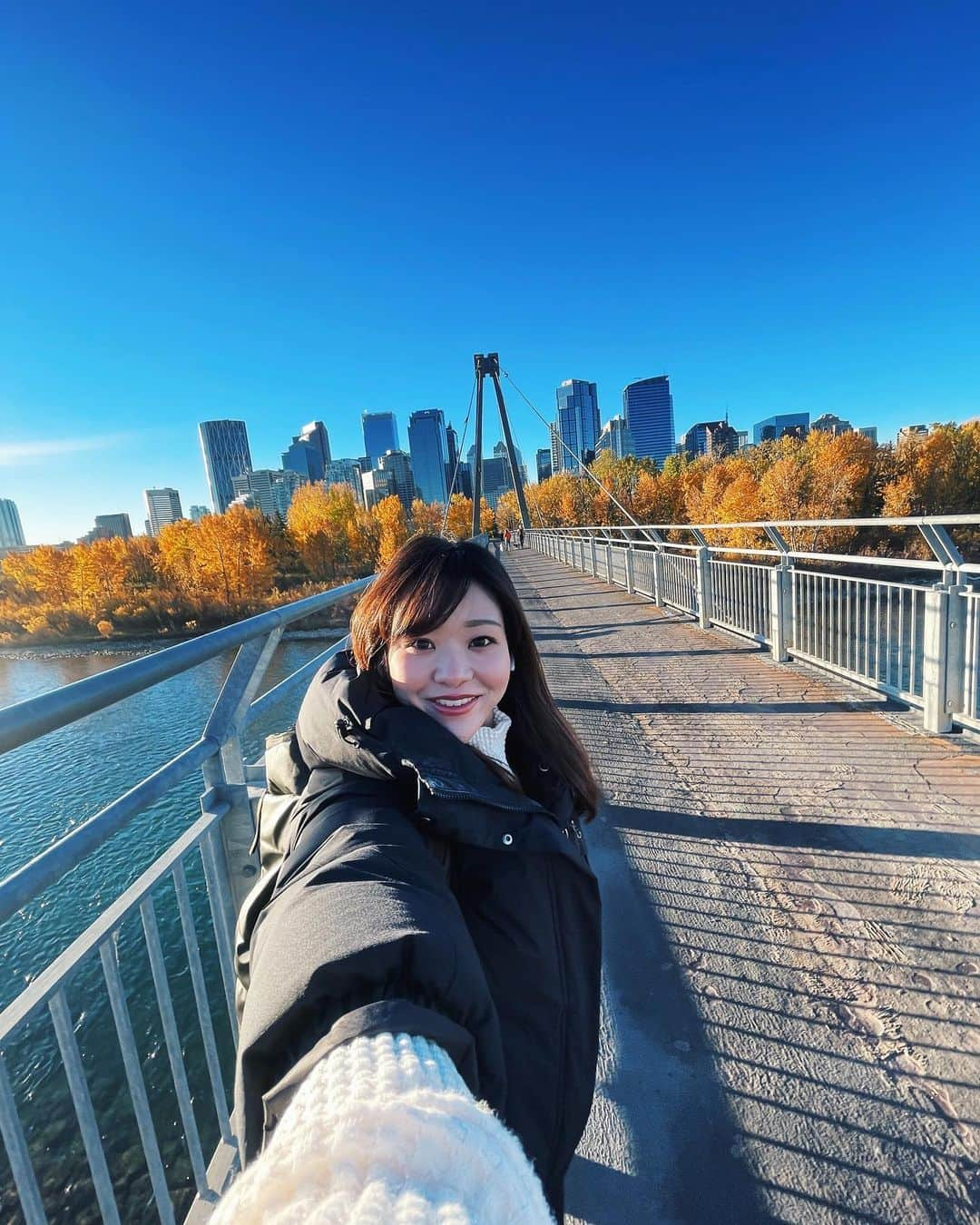 吉田知那美のインスタグラム：「・ Canada's sky is vast.  コラムを書きました。カナダの空はまるで…（大きな空を例えるより大きなものの例えがでてきませんが）カナダの空はとりあえず広い。  #今週から寒くなってまいりました #thanksgivingdinner」