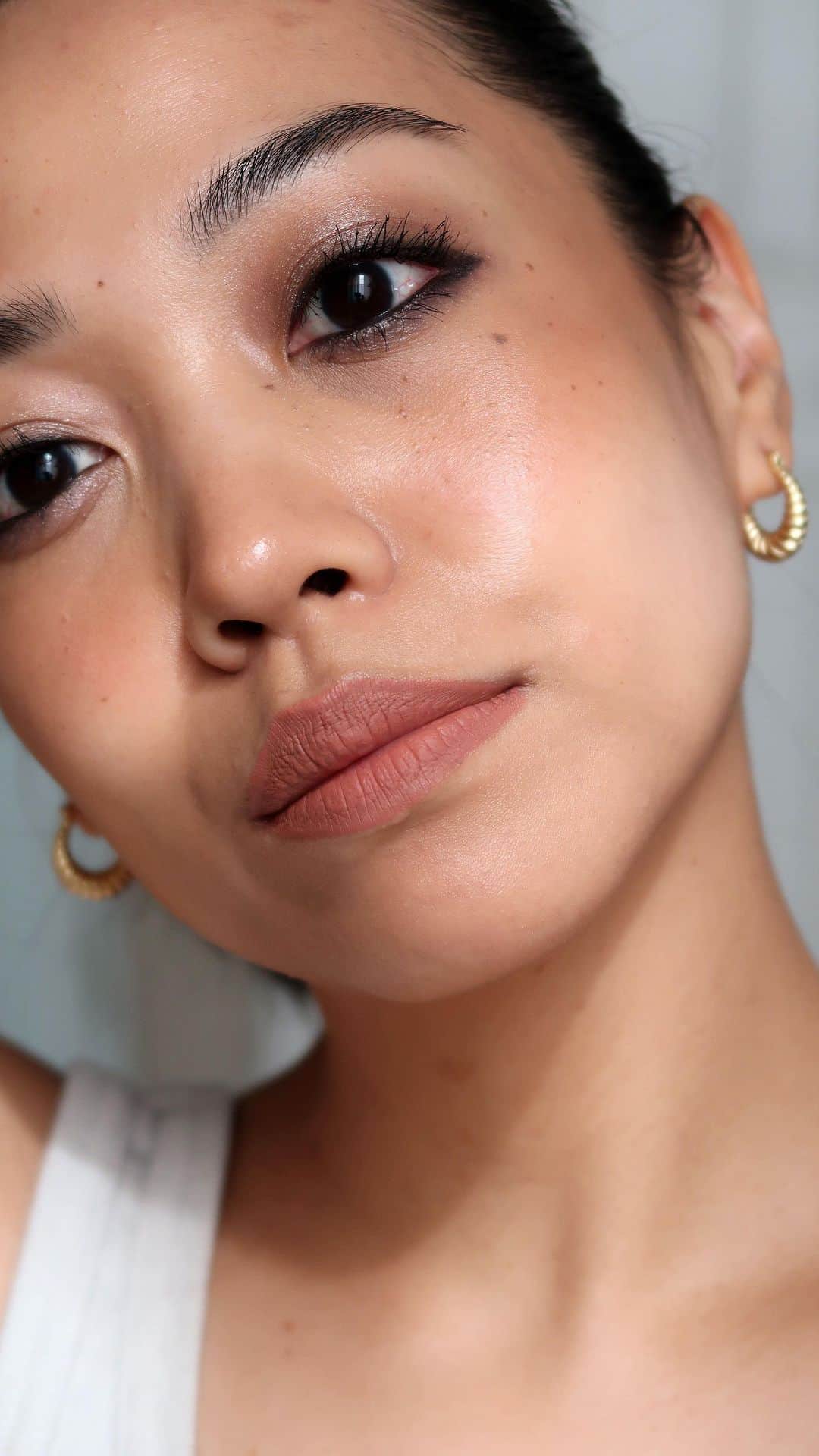 KIKO MILANOのインスタグラム：「@overglowedit strikes the perfect balance with a chic #eyelook featuring shimmering lids and beautifully natural lips ✨ Who’s up for this elegant charm? 🤩 Skin Tone Face Base - Insta Moisture Glow Foundation 5n - Radiance Boost Primer And Concealer Duo 03 - Irresistible Total Look Face Powder Palette 02 - Glow Fusion Intense Powder Highlighter 02 - Sculpting Touch Creamy Stick Contour 201 - Micro Precision Eyebrow Pencil 06 - Eyebrow Designer Gel Mascara - Water Eyeshadow 06, 22 - Lasting Precision Automatic Eyeliner And Khol 16 - New Maxi Mod Waterproof Mascara - Lasting Matte Veil Liquid Lip Colour 02 - Face 08 Precision Powder Brush - Eyes 52 Powder Shader Brush - Face Perfecting Make Up Blender  #KIKOTrendsetters #makeuptutorial #glowyskin #glowymakeup #simplemakeup」
